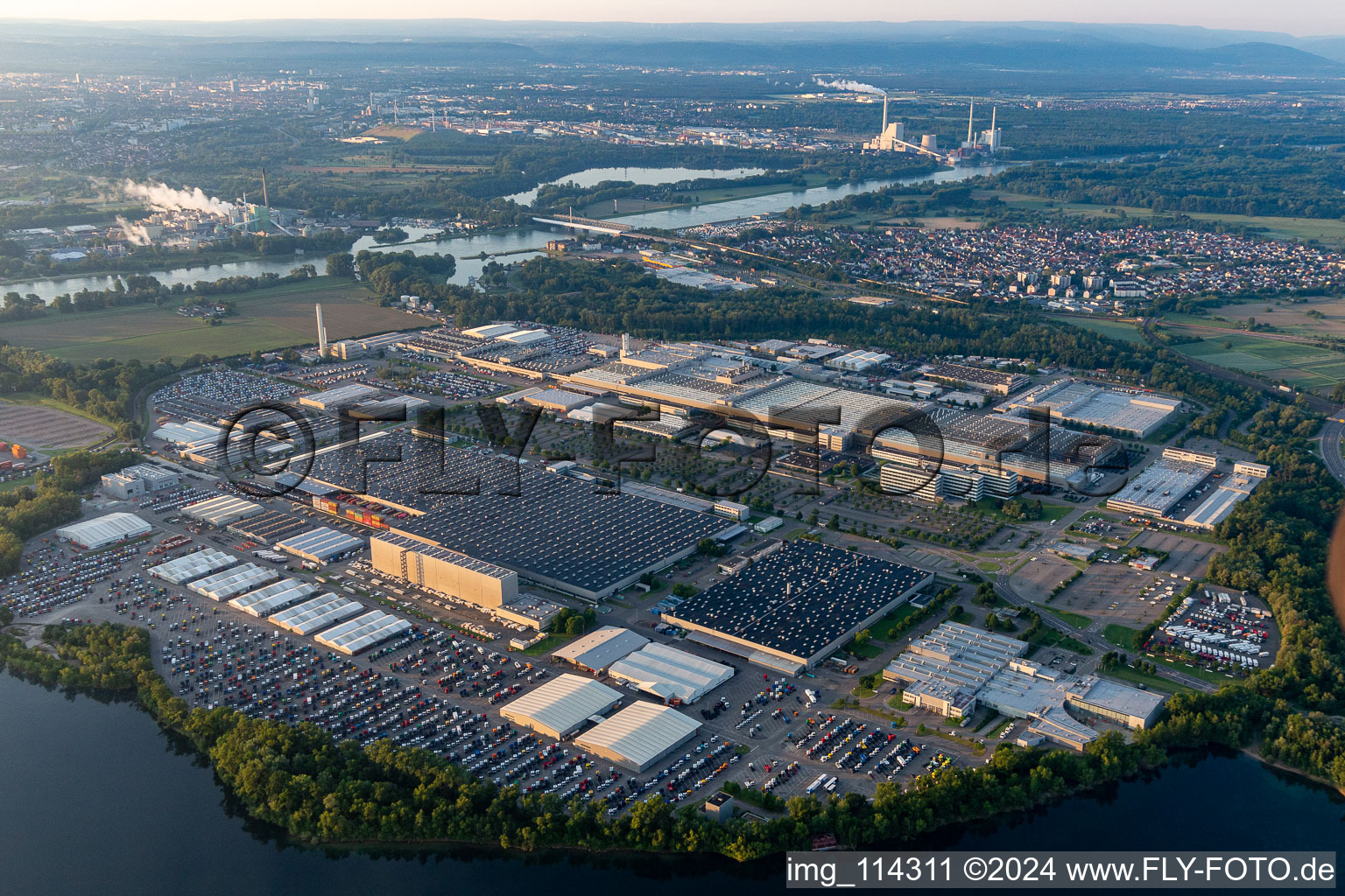 Vue aérienne de Usine de camions Daimler à Wörth am Rhein dans le département Rhénanie-Palatinat, Allemagne