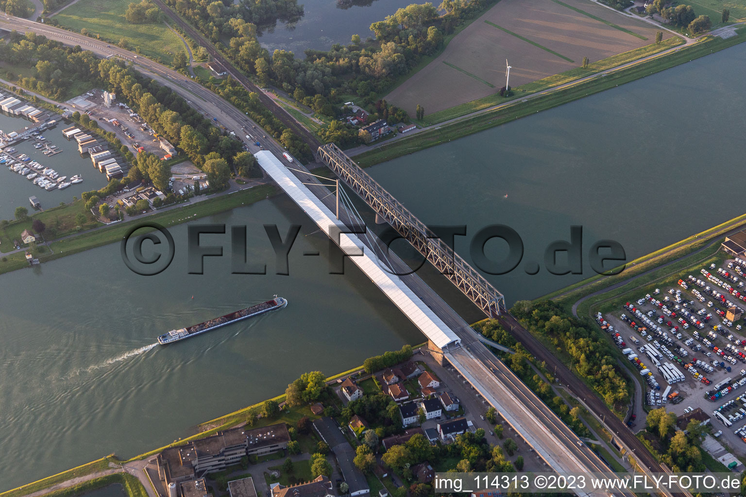 Vue aérienne de Chantiers pour la réhabilitation de la structure du pont fluvial Rheinbrücke Maxau à le quartier Knielingen in Karlsruhe dans le département Bade-Wurtemberg, Allemagne