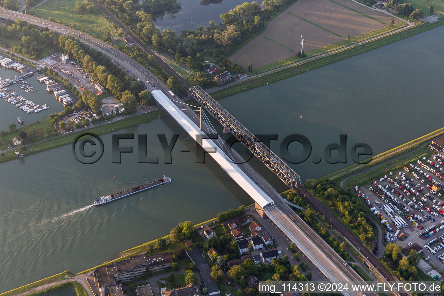 Vue aérienne de Chantiers pour la réhabilitation de la structure du pont fluvial Rheinbrücke Maxau à le quartier Knielingen in Karlsruhe dans le département Bade-Wurtemberg, Allemagne