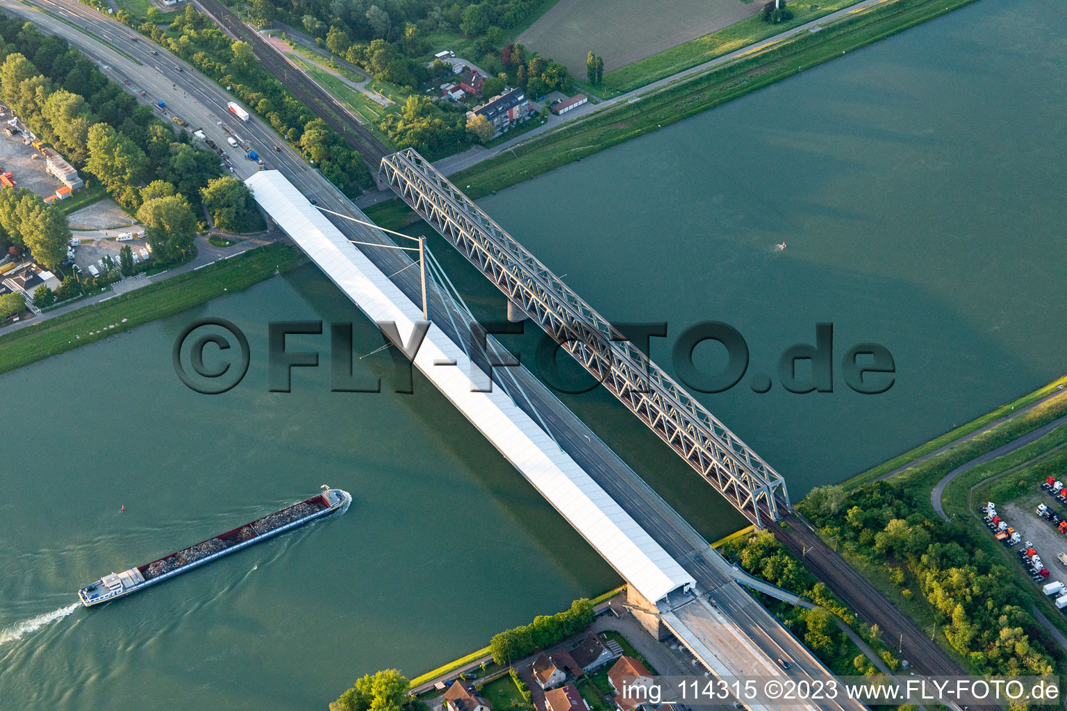 Vue aérienne de Chantier pour les travaux de rénovation de la structure du pont routier « Rheinbrücke Maxau » dans le cadre de l'amélioration du pont sur le Rhin à le quartier Knielingen in Karlsruhe dans le département Bade-Wurtemberg, Allemagne