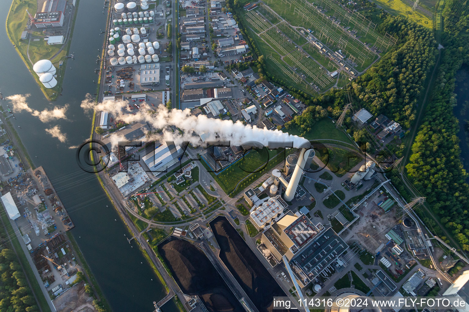 Vue aérienne de Installations électriques de la centrale électrique au charbon d'EnBW Energie Baden-Württemberg AG, centrale à vapeur de Rheinhafen Karlsruhe à le quartier Daxlanden in Karlsruhe dans le département Bade-Wurtemberg, Allemagne