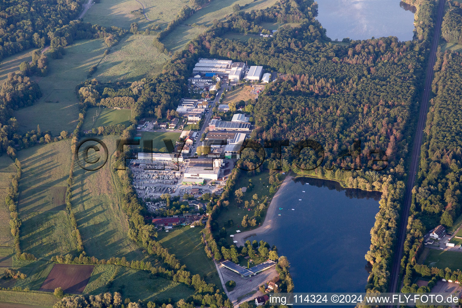 Vue aérienne de Usine d'ingénierie au lac Buchzig à le quartier Bruchhausen in Ettlingen dans le département Bade-Wurtemberg, Allemagne