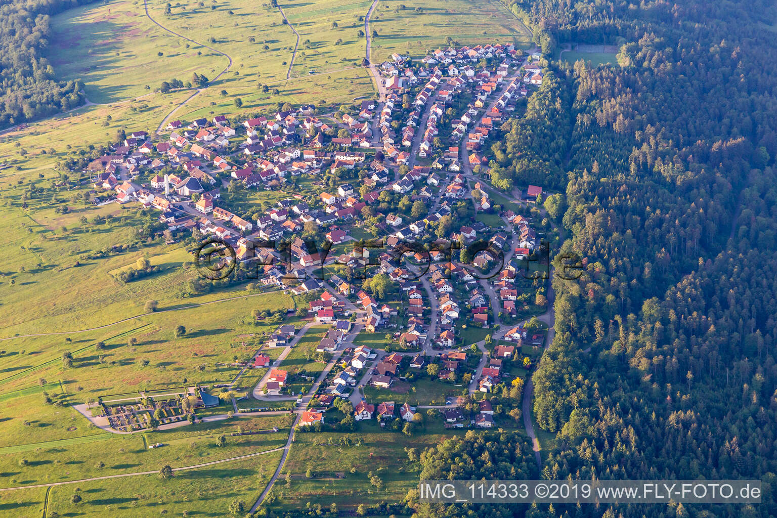 Vue aérienne de Marxzell dans le département Bade-Wurtemberg, Allemagne