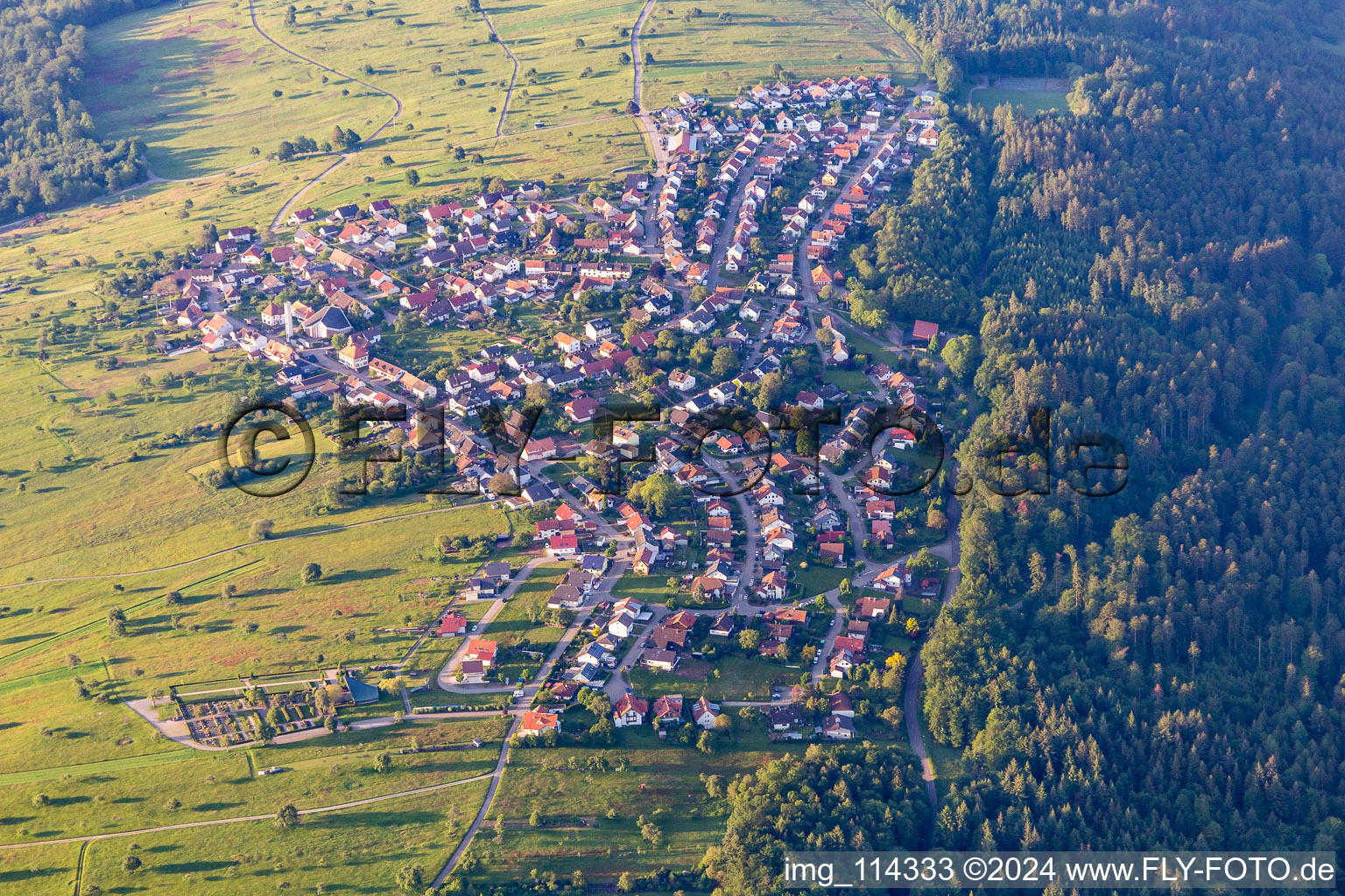 Vue aérienne de Marxzell dans le département Bade-Wurtemberg, Allemagne