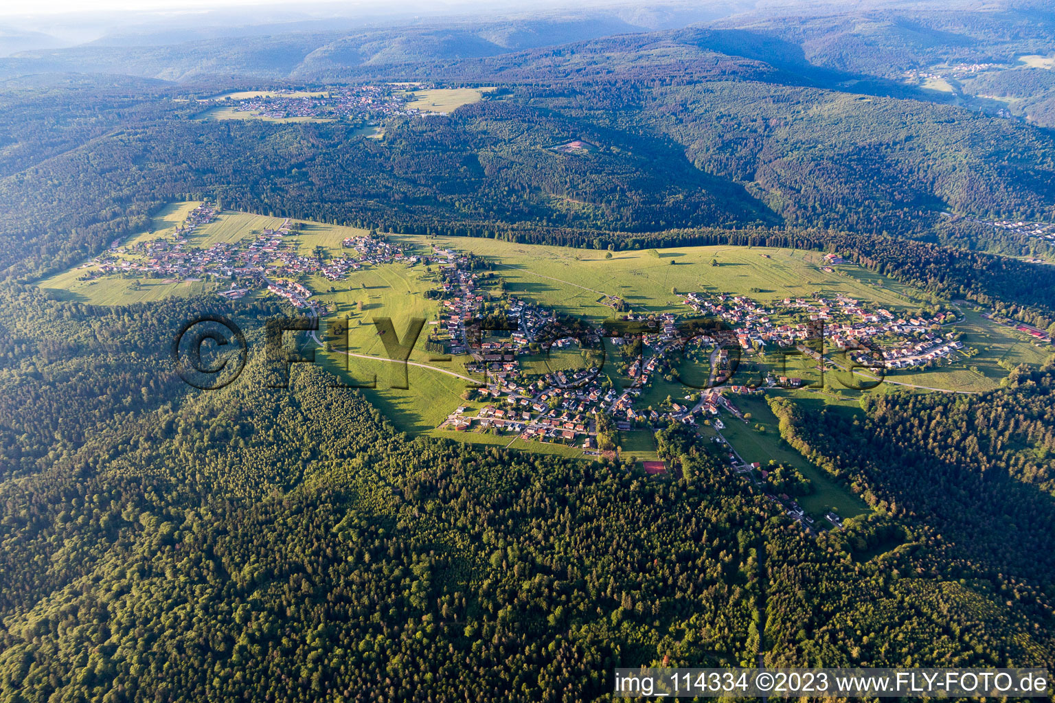 Vue aérienne de Les zones forestières et les zones forestières entourent la zone d'habitation du village en Neusatz à le quartier Neusatz in Bad Herrenalb dans le département Bade-Wurtemberg, Allemagne