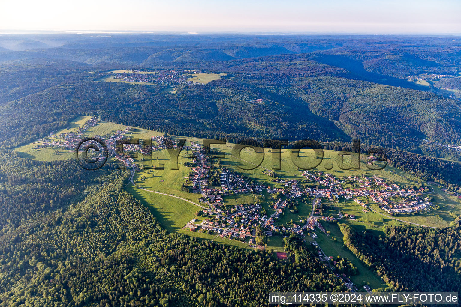 Vue aérienne de Les zones forestières et les zones forestières entourent la zone d'habitation du village en Rotensol à le quartier Rotensol in Bad Herrenalb dans le département Bade-Wurtemberg, Allemagne