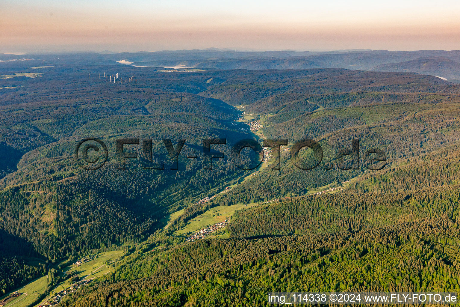 Vue aérienne de Paysage forestier et montagneux de la Forêt-Noire avec l'Enztal à Bad Wildbad à le quartier Hochwiese in Bad Wildbad dans le département Bade-Wurtemberg, Allemagne