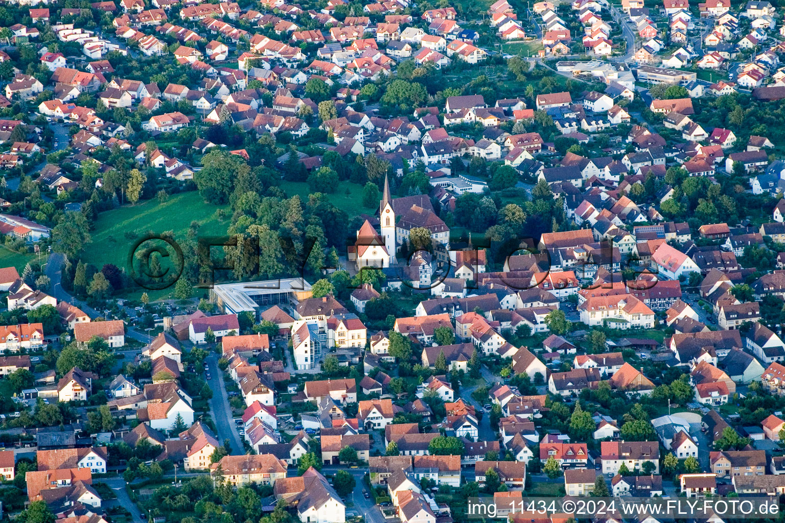 Vue aérienne de Vue des rues et des maisons des quartiers résidentiels à Steißlingen dans le département Bade-Wurtemberg, Allemagne