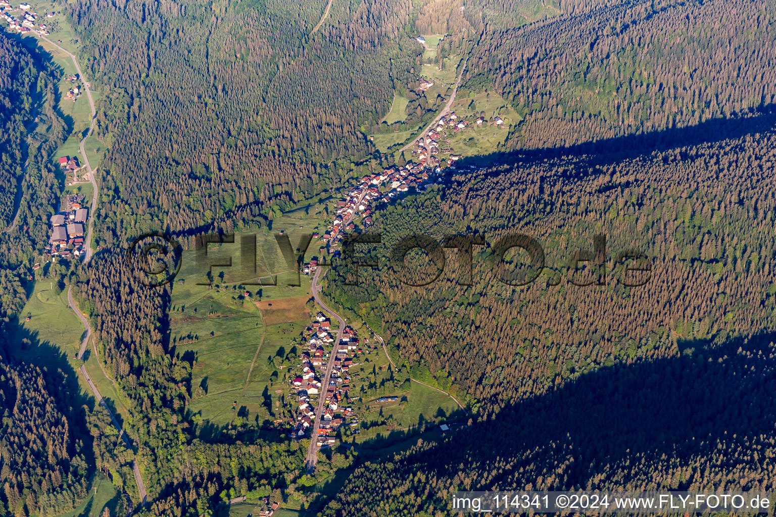 Vue aérienne de Vue de la ville dans le paysage de la vallée de l'Enz entouré des montagnes de la Forêt-Noire en Sprollenhaus à le quartier Sprollenhaus in Bad Wildbad dans le département Bade-Wurtemberg, Allemagne