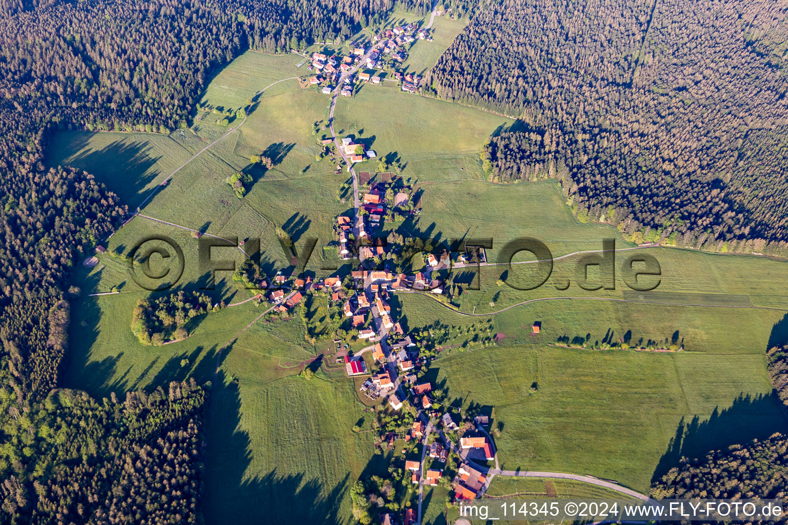 Vue aérienne de Centre ville entouré de forêt et de zones forestières avec rues et maisons et zones résidentielles en Aichelberg à le quartier Aichelberg in Bad Wildbad dans le département Bade-Wurtemberg, Allemagne