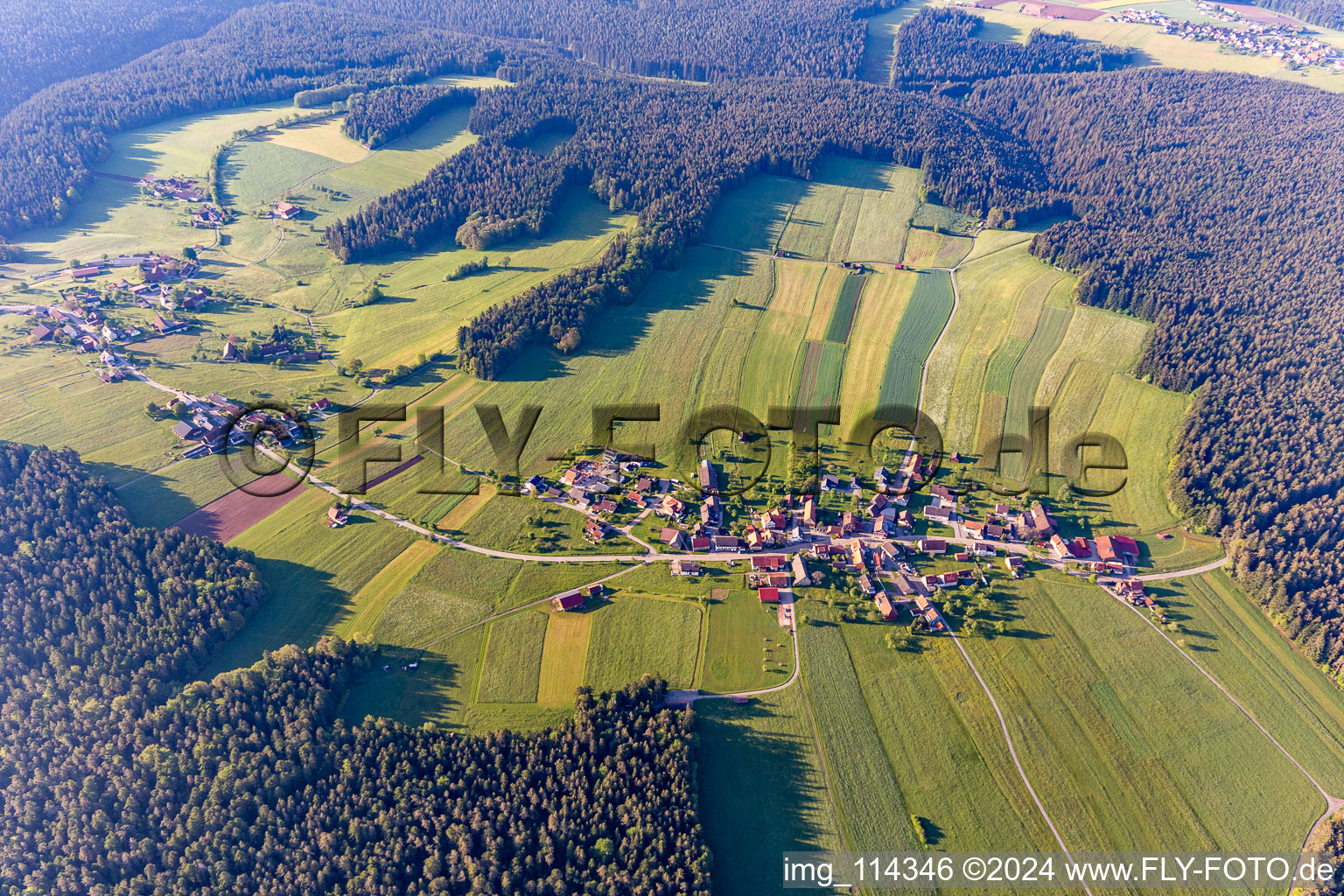 Vue aérienne de Centre ville entouré de forêt et de zones forestières avec rues et maisons et zones résidentielles en Aichelberg à le quartier Aichelberg in Bad Wildbad dans le département Bade-Wurtemberg, Allemagne