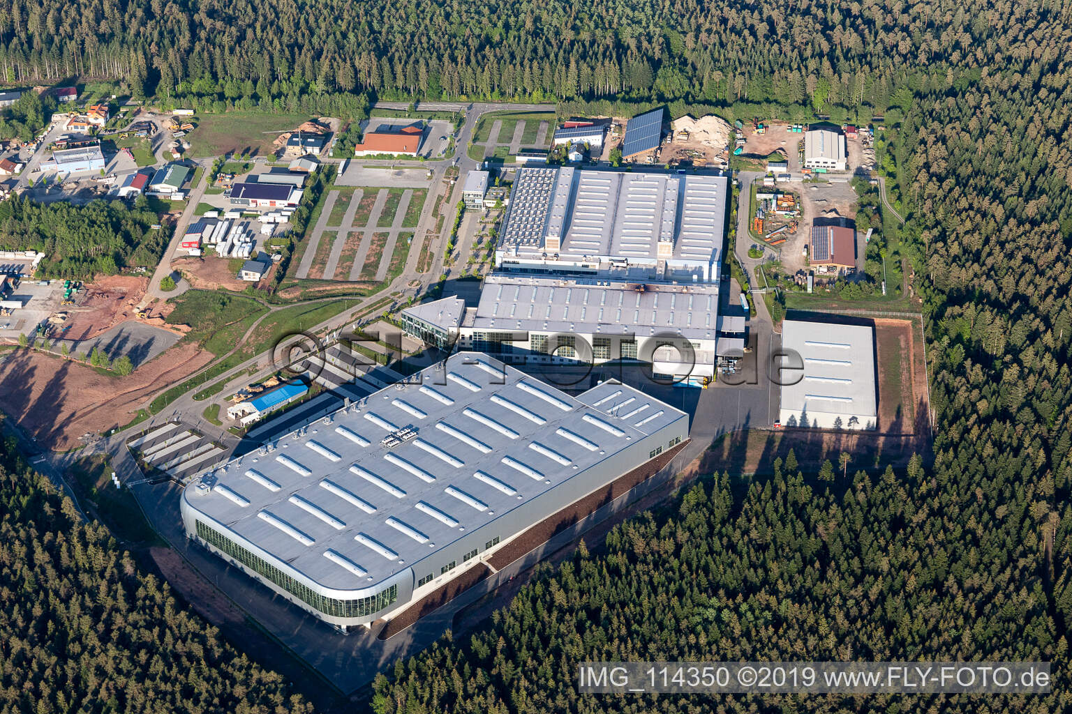 Vue aérienne de Site de l'usine de construction automobile de BNS Boysen Nutzfahrzeug Systeme GmbH&Co.KG sur l'Albblickstrasse à Simmersfeld dans le département Bade-Wurtemberg, Allemagne