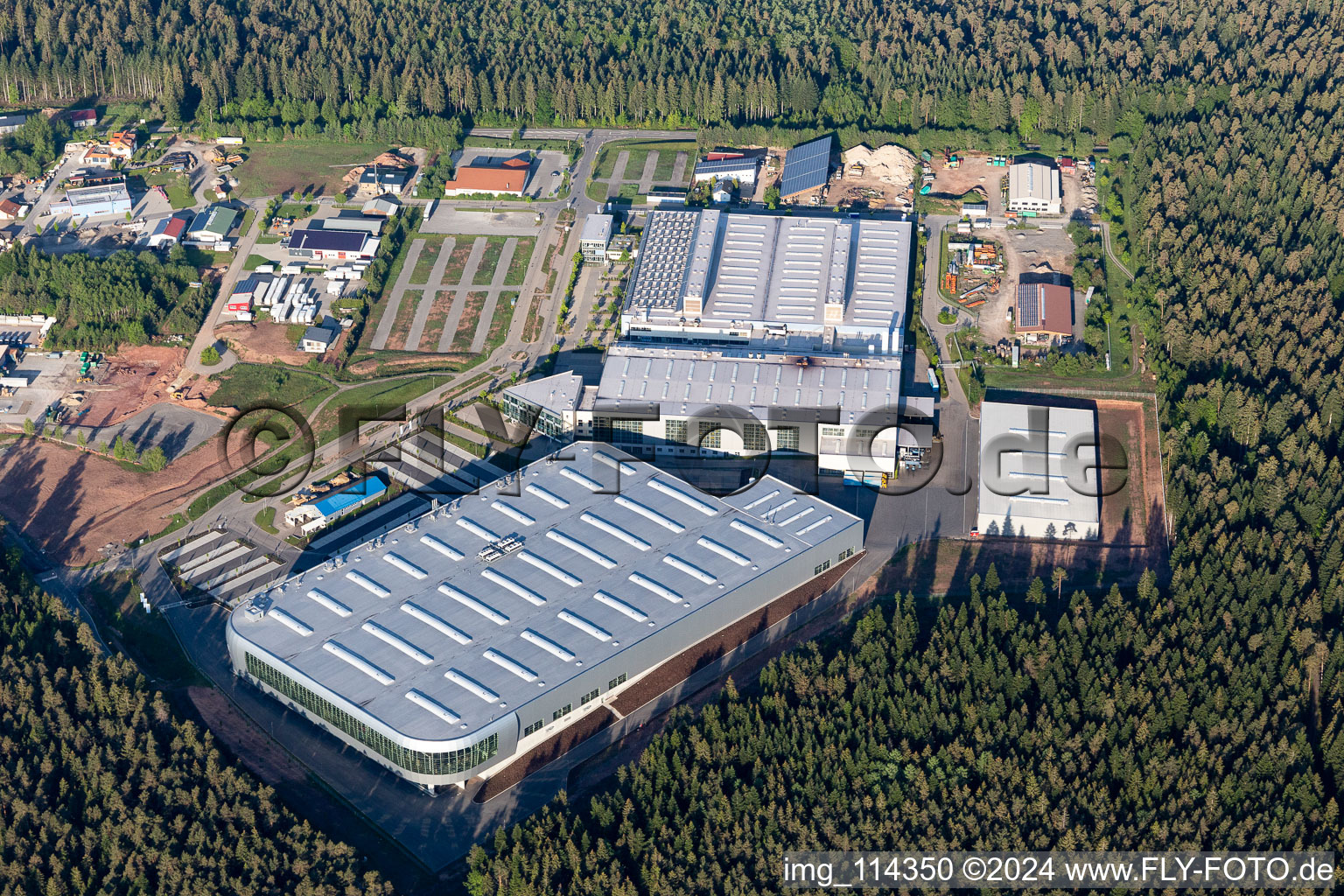 Vue aérienne de Site de l'usine de construction automobile de BNS Boysen Nutzfahrzeug Systeme GmbH&Co.KG sur l'Albblickstrasse à Simmersfeld dans le département Bade-Wurtemberg, Allemagne