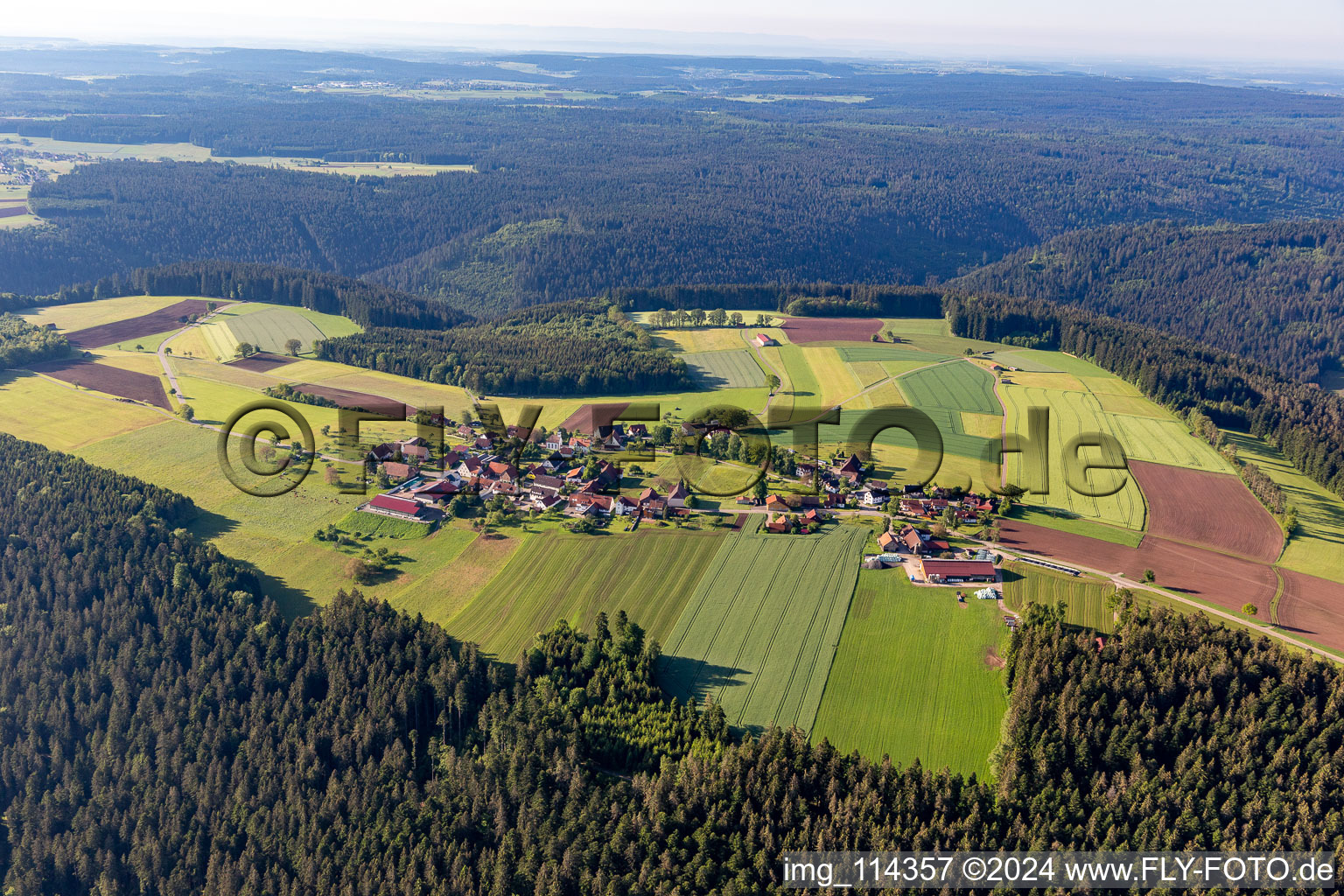 Vue aérienne de La Forêt Noire et les zones forestières entourent la zone d'habitation du village en Hochdorf à le quartier Hochdorf in Seewald dans le département Bade-Wurtemberg, Allemagne