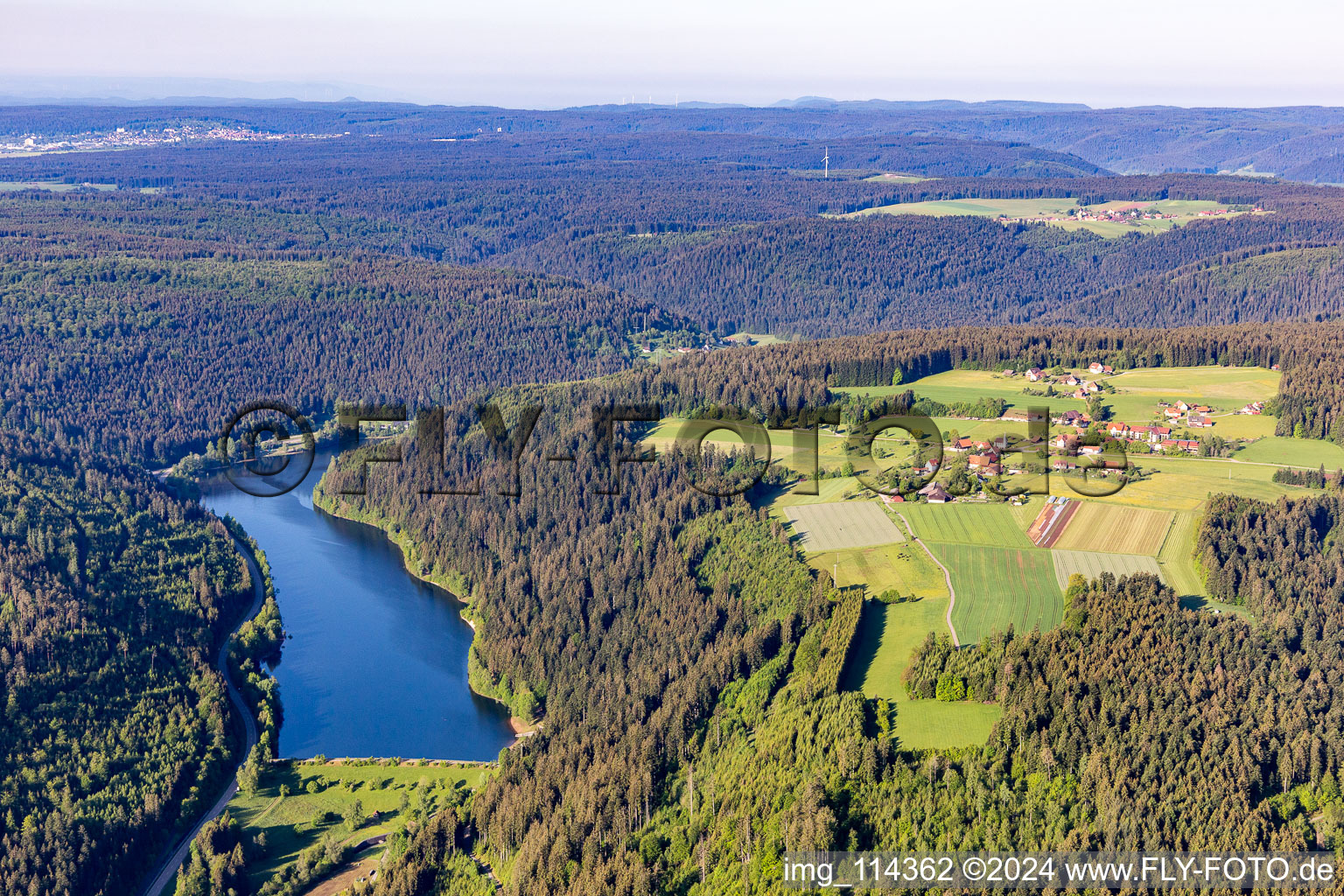 Vue aérienne de Surfaces des berges sur le réservoir Nagoldtalsperre en Schernbach à le quartier Schernbach in Seewald dans le département Bade-Wurtemberg, Allemagne