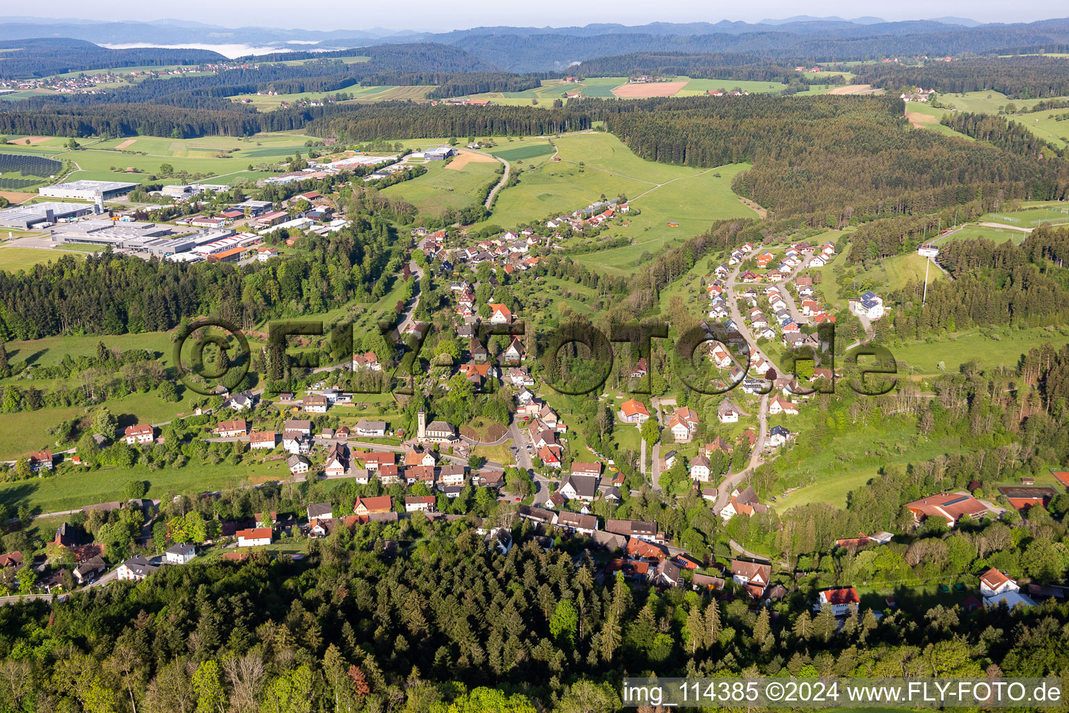 Vue aérienne de Le paysage de la vallée entouré de montagnes en Betzweiler à le quartier Betzweiler in Loßburg dans le département Bade-Wurtemberg, Allemagne