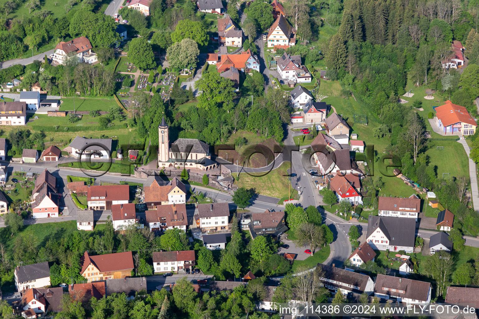 Vue aérienne de Paroisse combinée Betzweiler-Peterzell en Betzweiler à le quartier Betzweiler in Loßburg dans le département Bade-Wurtemberg, Allemagne