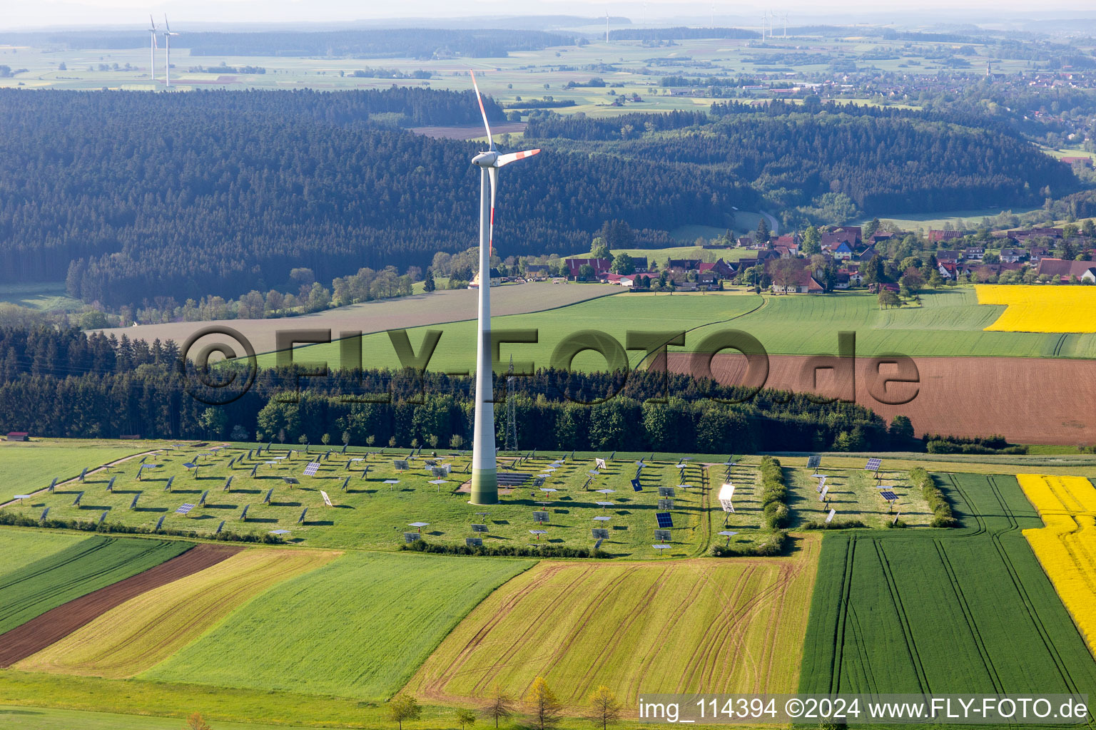 Vue aérienne de Énergie éolienne et système photovoltaïque à Alpirsbach dans le département Bade-Wurtemberg, Allemagne