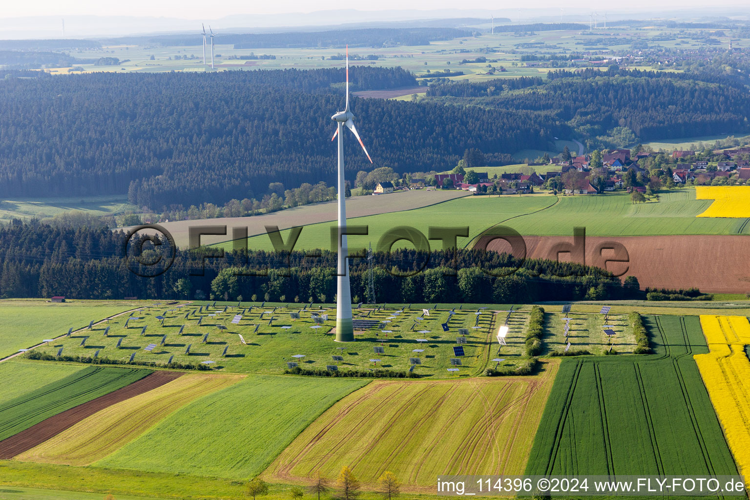 Vue aérienne de Énergie éolienne et système photovoltaïque à Alpirsbach dans le département Bade-Wurtemberg, Allemagne