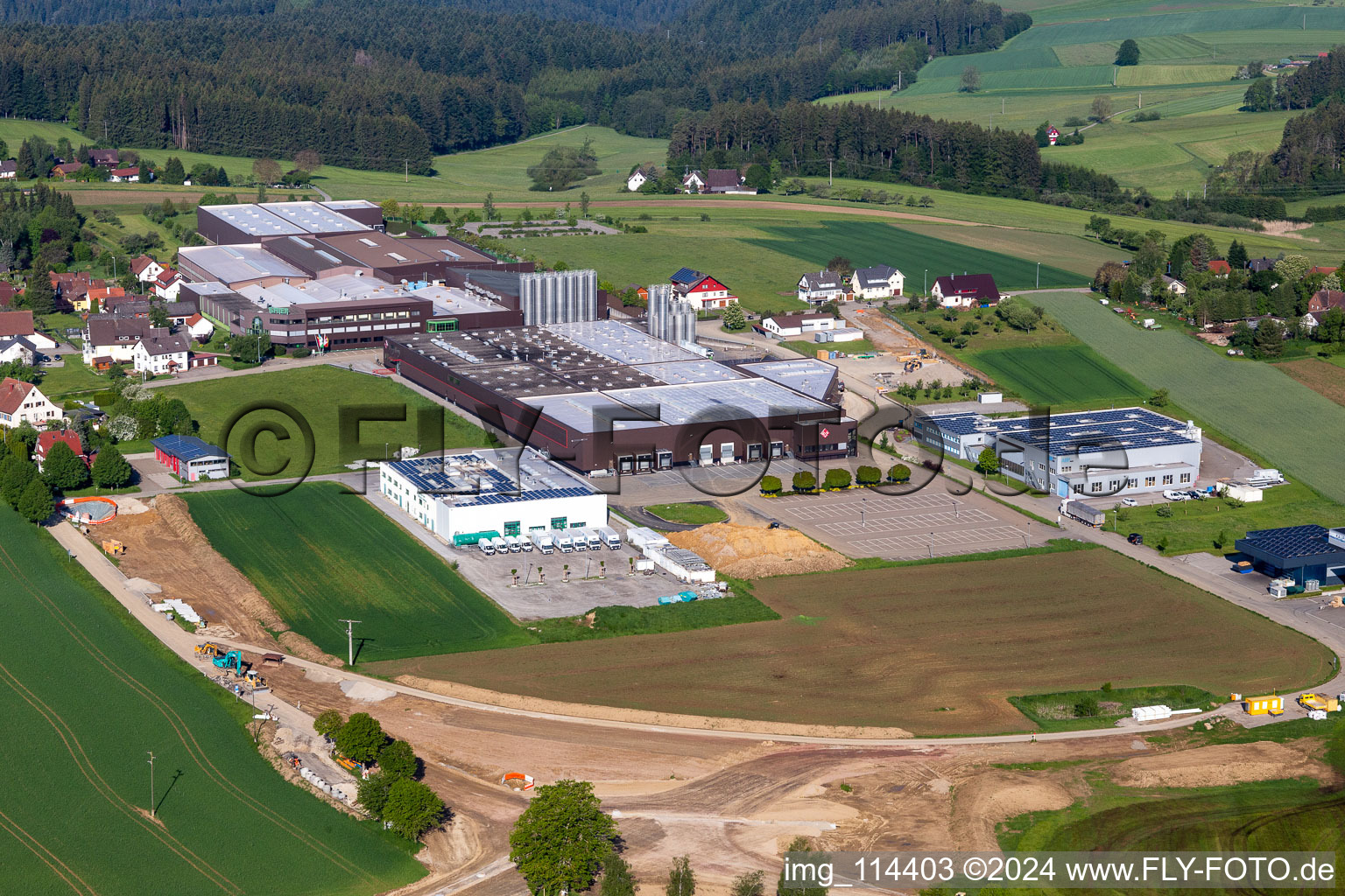 Vue aérienne de Création d'une zone commerciale et d'une entreprise avec GFV Closure Technology GmbH à le quartier Peterzell in Alpirsbach dans le département Bade-Wurtemberg, Allemagne