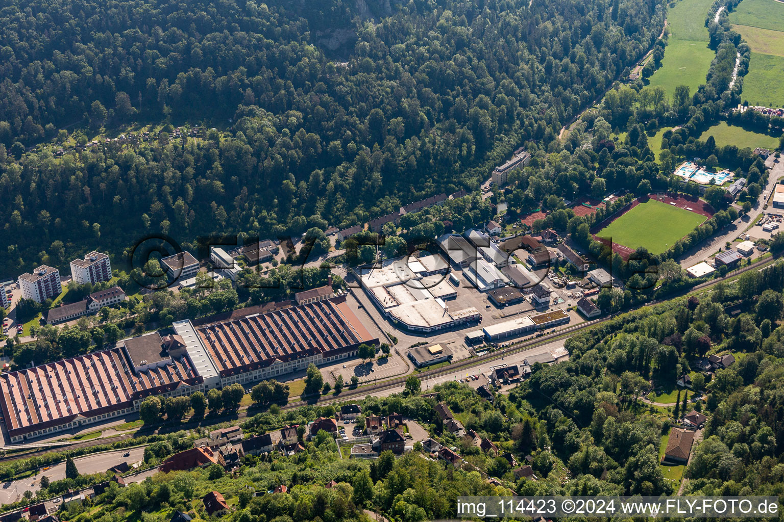 Vue aérienne de Mauser-Werke Oberndorf Maschinenbau, Heckler et Koch à Oberndorf am Neckar dans le département Bade-Wurtemberg, Allemagne