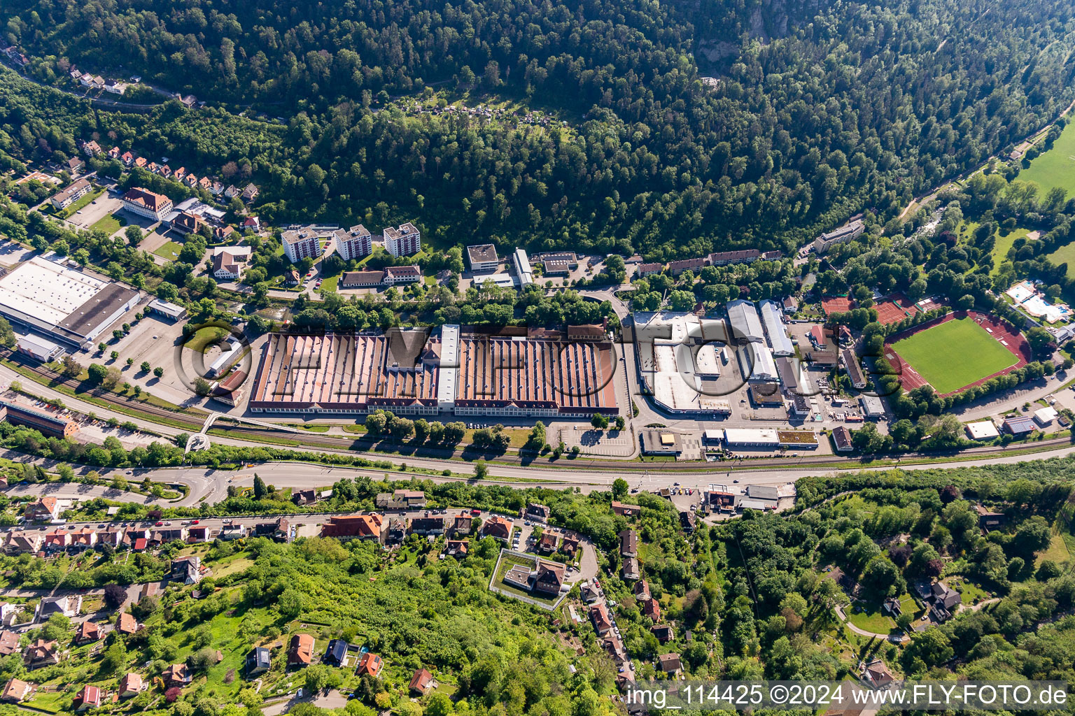 Vue aérienne de Site de l'usine Mauser-Werke Oberndorf Maschinenbau GmbH à Oberndorf am Neckar dans le département Bade-Wurtemberg, Allemagne