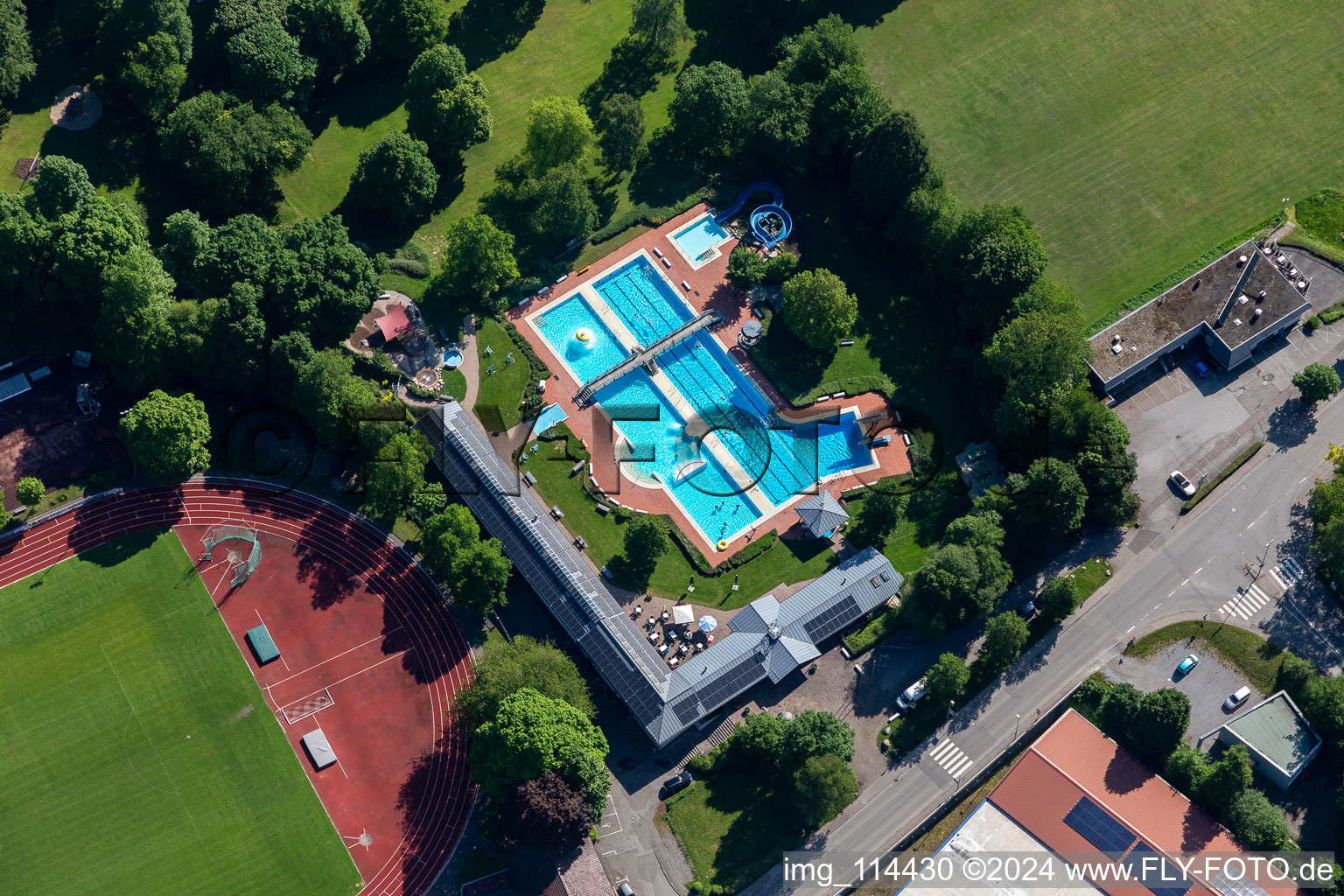 Vue aérienne de Piscine de la piscine extérieure à le quartier Altoberndorf in Oberndorf am Neckar dans le département Bade-Wurtemberg, Allemagne