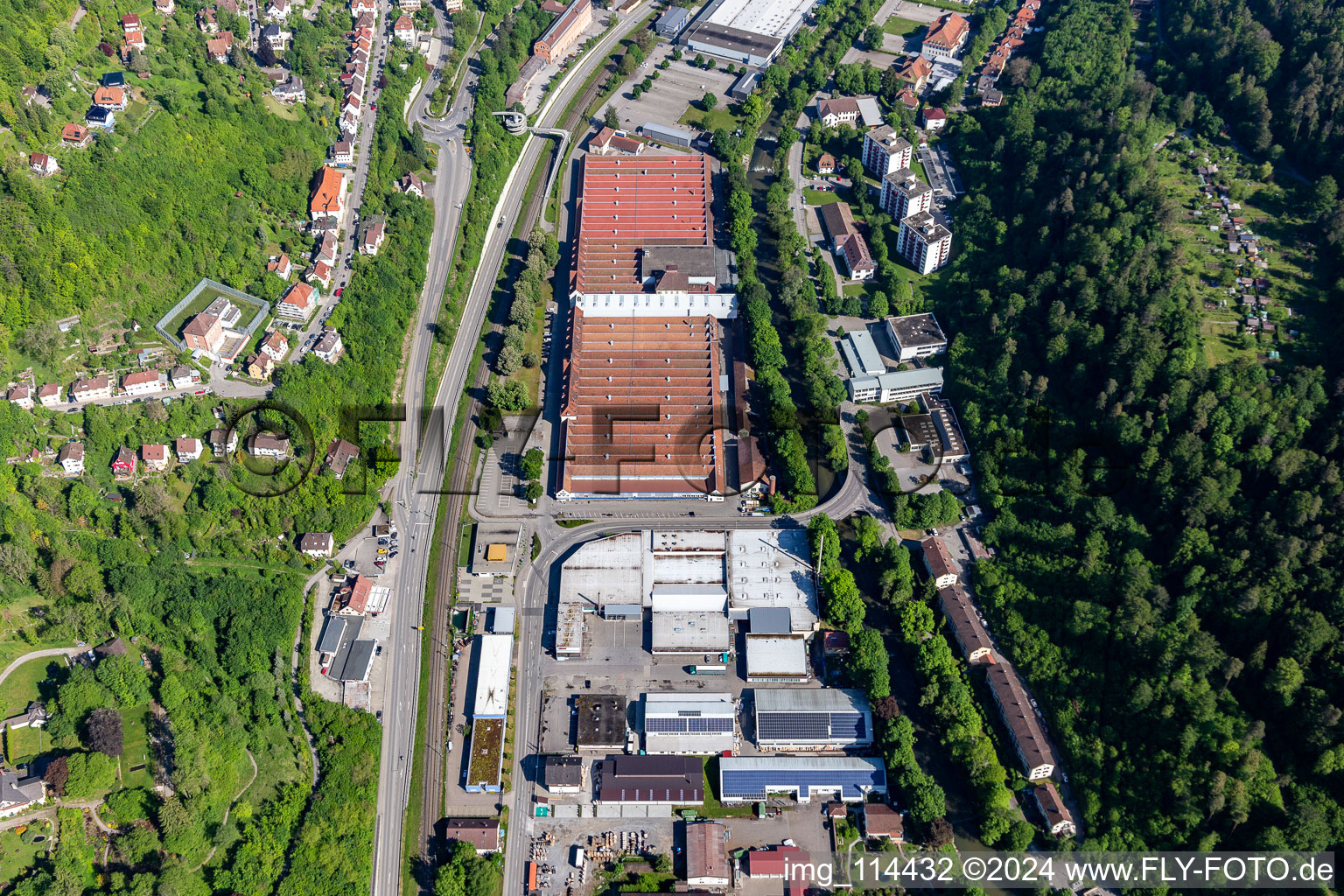 Vue aérienne de Site de l'usine Mauser-Werke Oberndorf Maschinenbau GmbH à Oberndorf am Neckar dans le département Bade-Wurtemberg, Allemagne