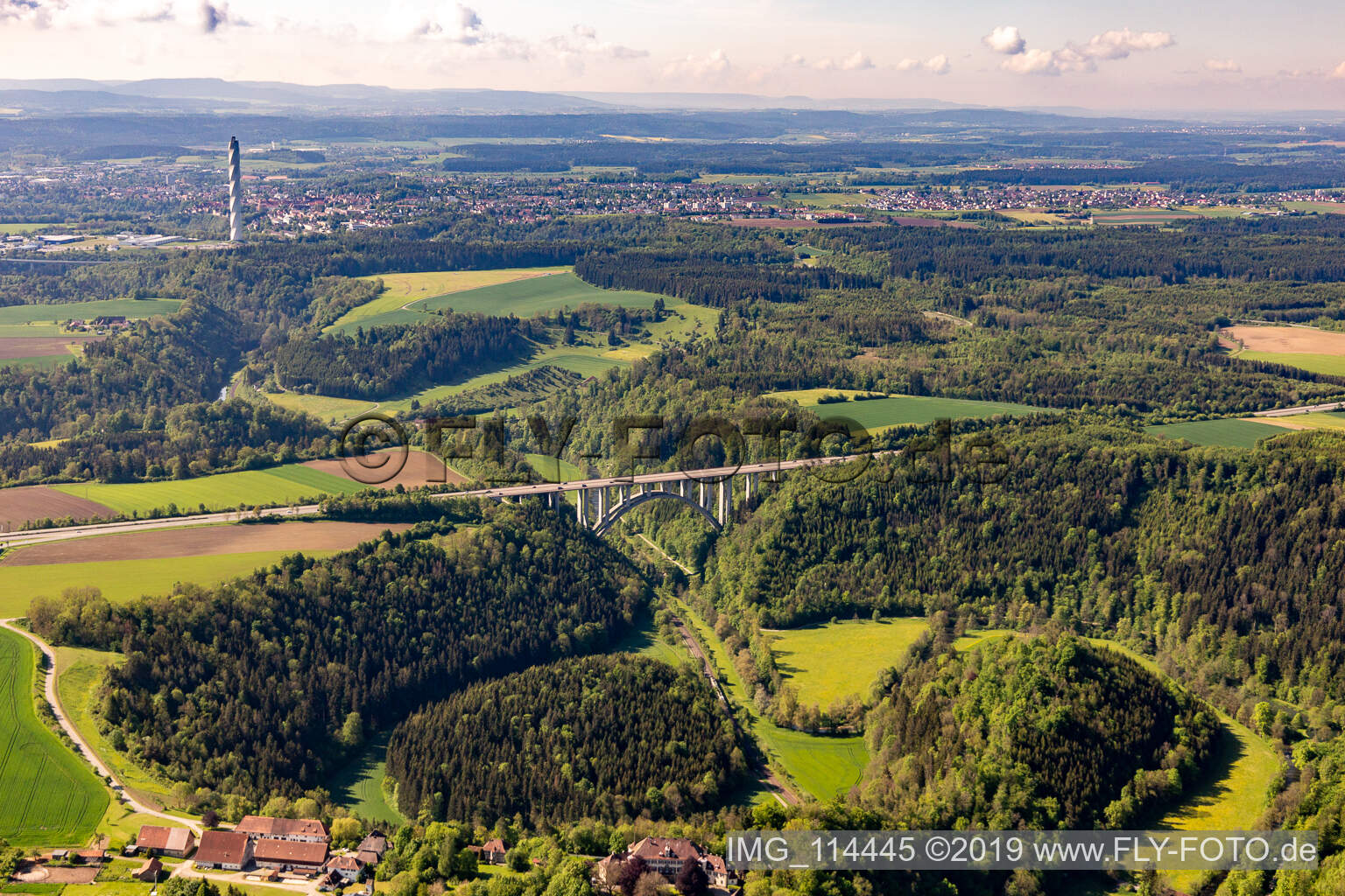 Vue aérienne de Tracé et voies le long du pont autoroutier BAB A81 sur le Neckar à Rottweil dans le département Bade-Wurtemberg, Allemagne