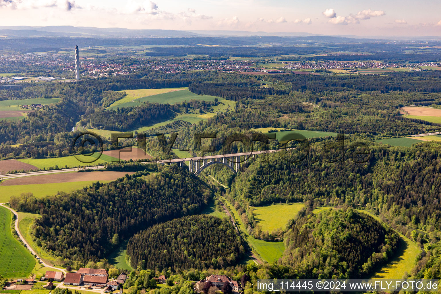 Vue aérienne de Tracé et voies le long du pont autoroutier BAB A81 sur le Neckar à Rottweil dans le département Bade-Wurtemberg, Allemagne