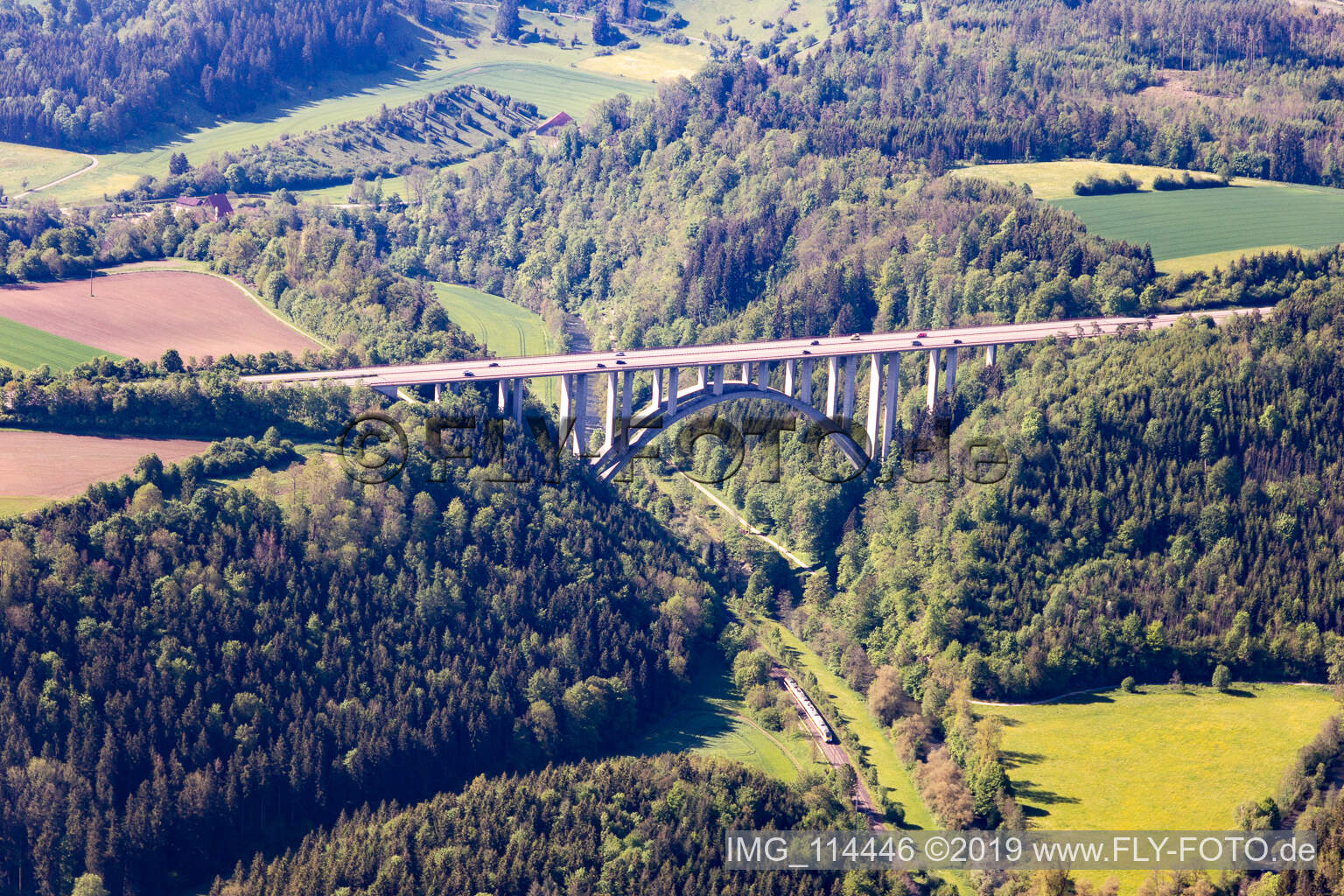 Vue aérienne de Pont de la vallée du Neckar A81 à Rottweil dans le département Bade-Wurtemberg, Allemagne