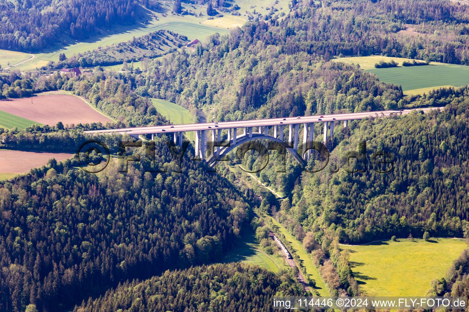 Vue aérienne de Pont de la vallée du Neckar A81 à Rottweil dans le département Bade-Wurtemberg, Allemagne