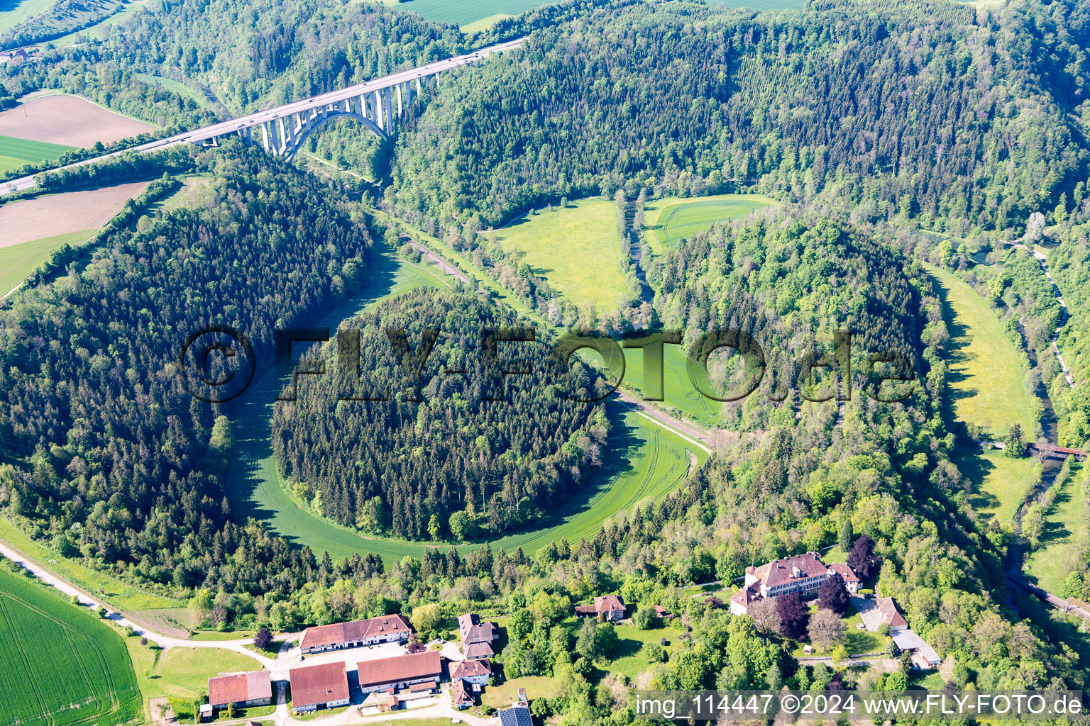 Vue aérienne de Tracé et voies le long du pont autoroutier BAB A81 sur les boucles de la vallée du Neckar à le quartier Hohenstein in Rottweil dans le département Bade-Wurtemberg, Allemagne