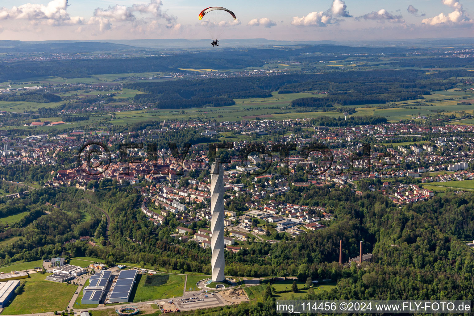 Vue aérienne de Tour d'essai Thyssenkrupp pour ascenseurs express à Berner Feld. Le nouveau point de repère de la petite ville Rottweil est actuellement la structure la plus haute à Rottweil dans le département Bade-Wurtemberg, Allemagne