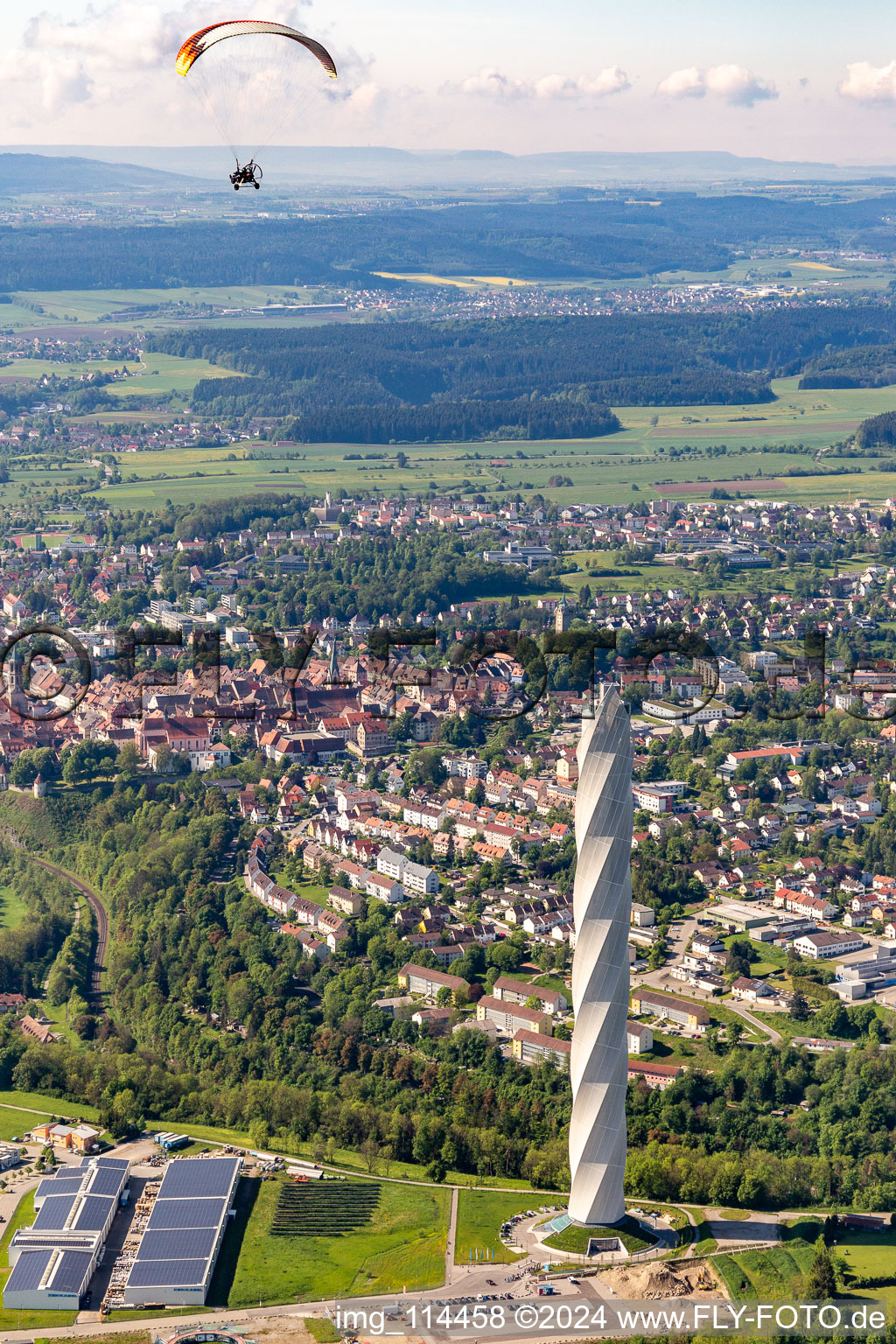 Vue aérienne de Tour d'essai Thyssen-Krupp pour ascenseurs à Rottweil dans le département Bade-Wurtemberg, Allemagne