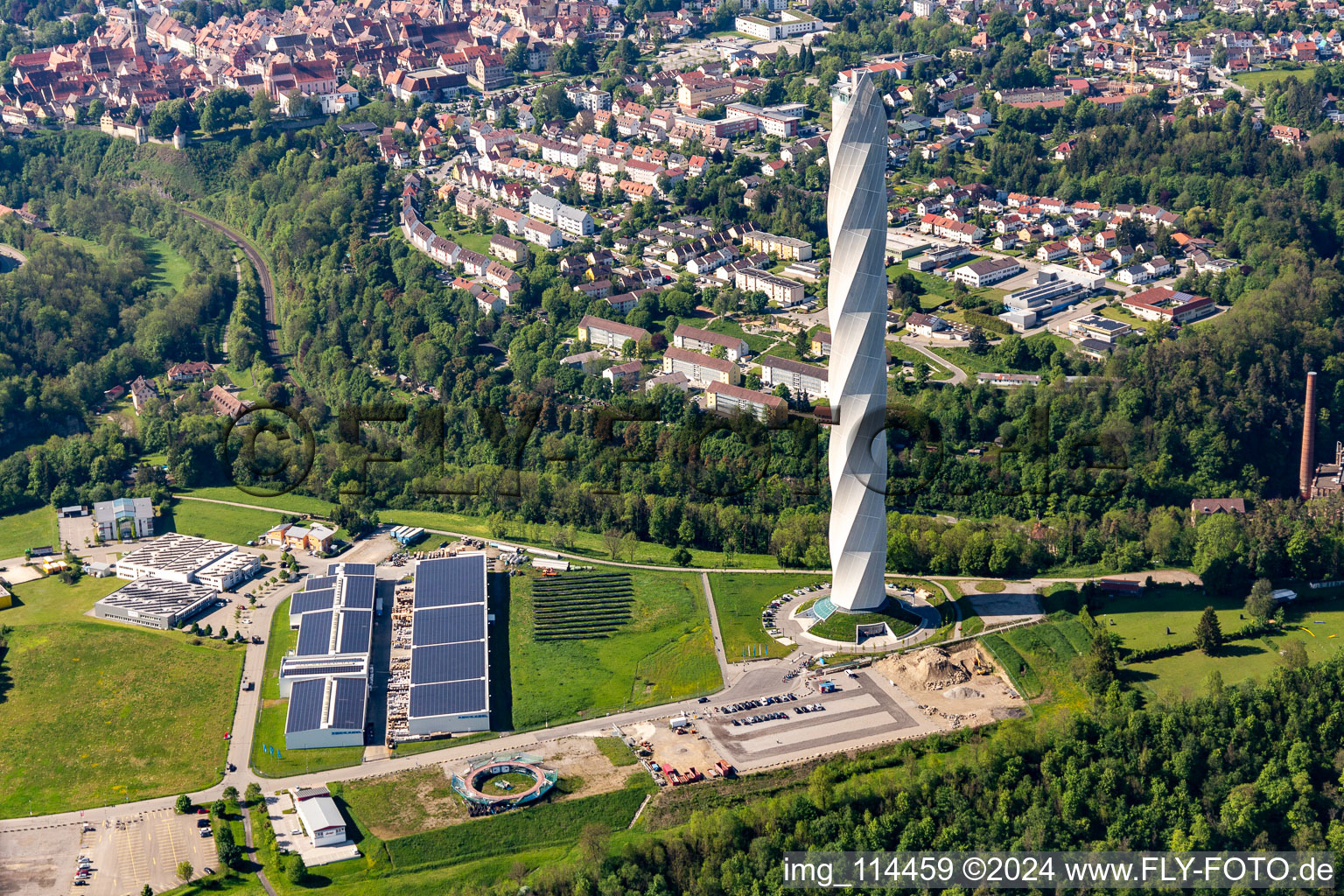 Photographie aérienne de Tour d'essai Thyssenkrupp pour ascenseurs express à Berner Feld. Le nouveau point de repère de la petite ville Rottweil est actuellement la structure la plus haute à Rottweil dans le département Bade-Wurtemberg, Allemagne