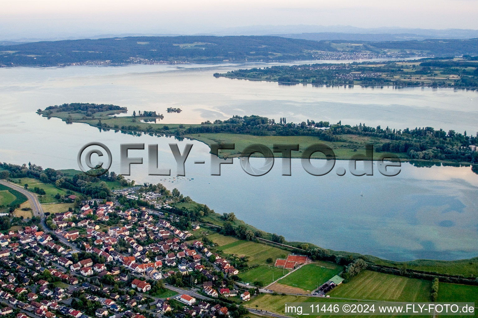 Vue aérienne de Île lacustre Reichenau sur l'Untersee/lac de Constance à le quartier Mittelzell in Reichenau dans le département Bade-Wurtemberg, Allemagne