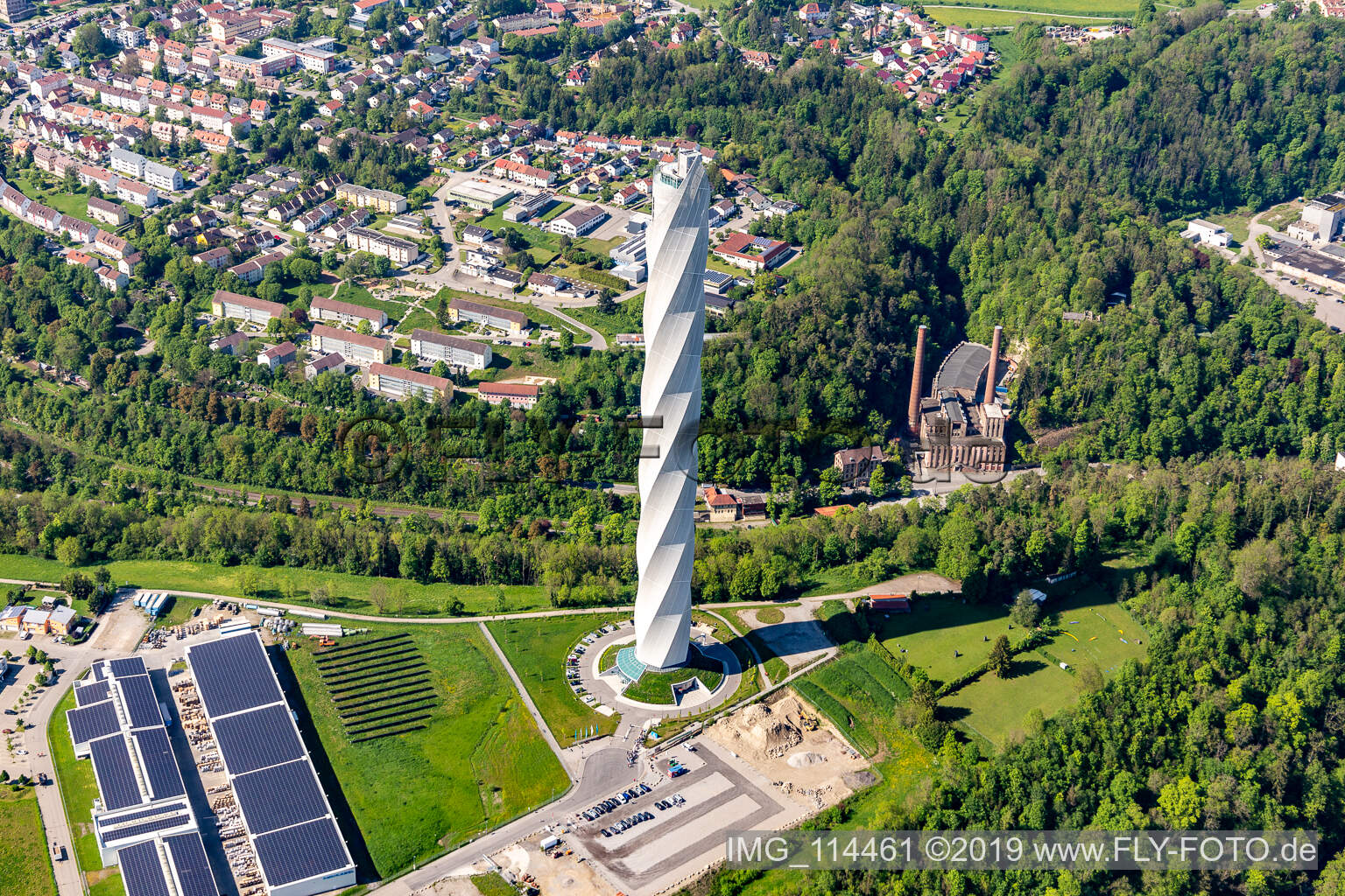 Vue oblique de Tour d'essai Thyssenkrupp pour ascenseurs express à Berner Feld. Le nouveau point de repère de la petite ville Rottweil est actuellement la structure la plus haute à Rottweil dans le département Bade-Wurtemberg, Allemagne