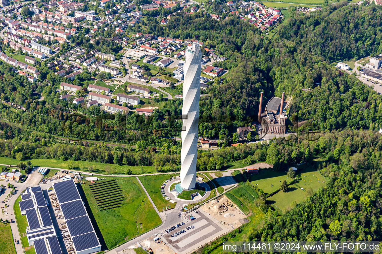 Vue oblique de Tour d'essai Thyssenkrupp pour ascenseurs express à Berner Feld. Le nouveau point de repère de la petite ville Rottweil est actuellement la structure la plus haute à Rottweil dans le département Bade-Wurtemberg, Allemagne