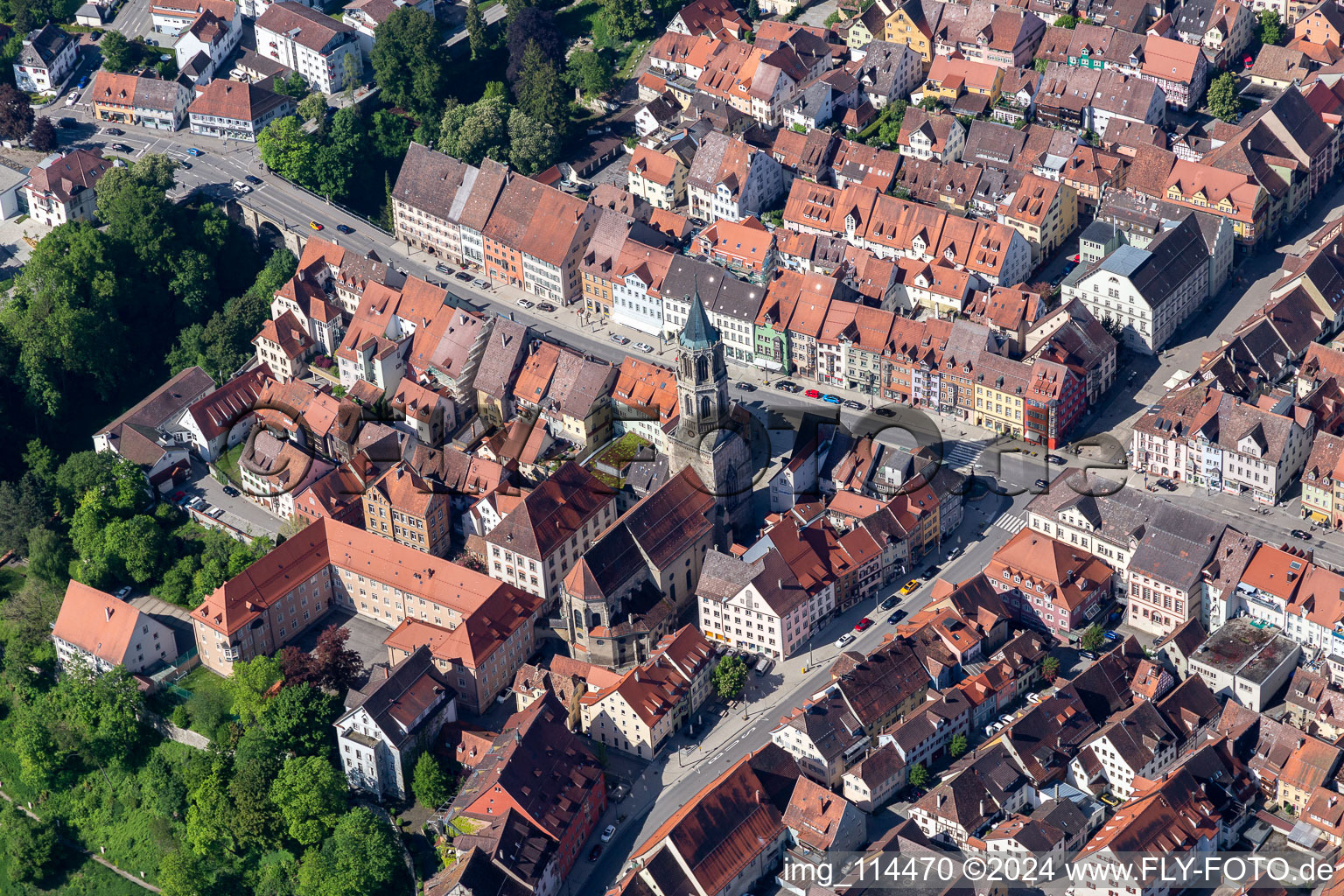 Vue aérienne de Église chapelle avec tour de chapelle dans la cour de la chapelle dans le vieux centre-ville du centre-ville à Rottweil dans le département Bade-Wurtemberg, Allemagne