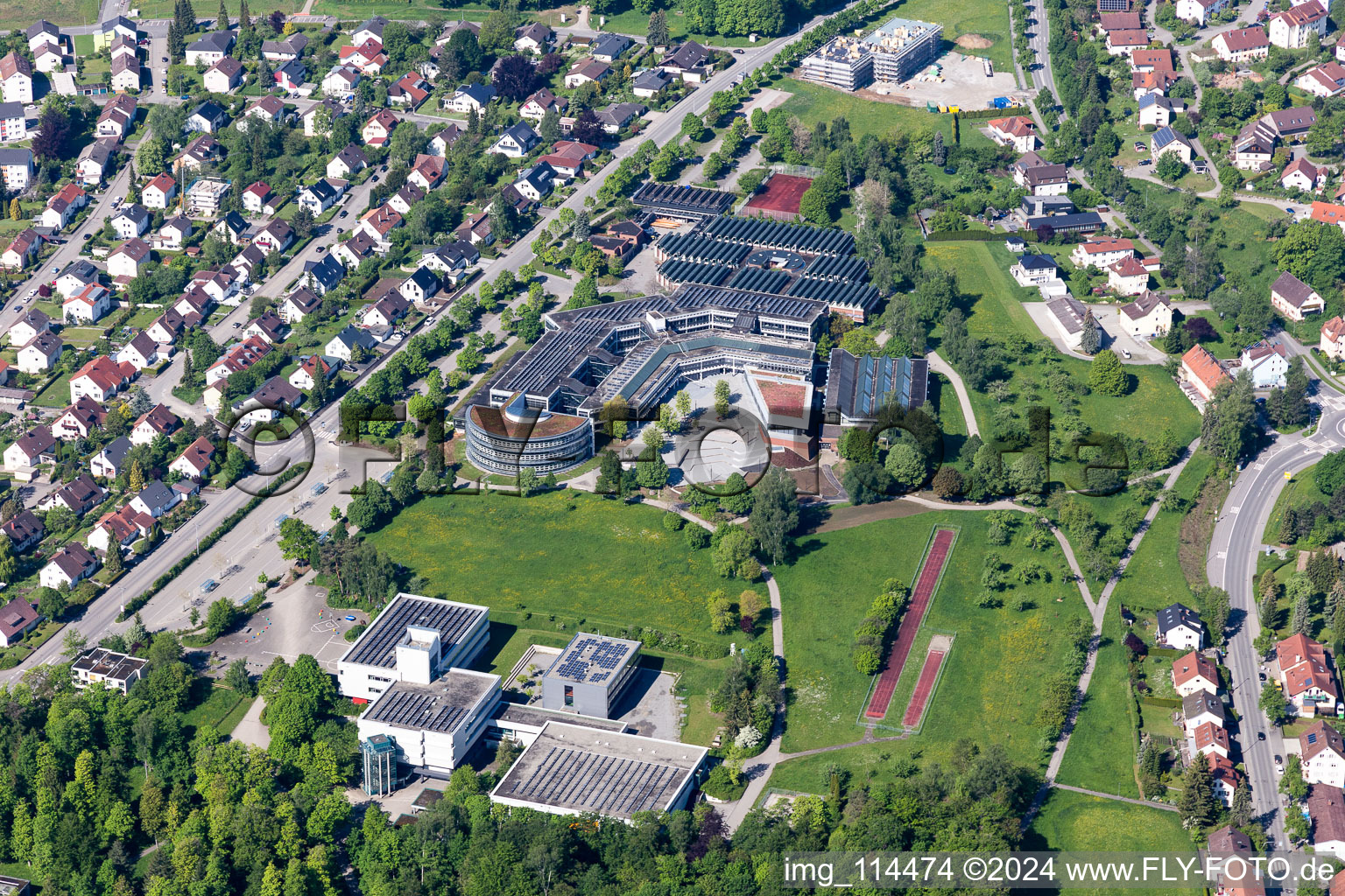 Vue aérienne de Bâtiment scolaire et terrain de sport du Leibniz-Gymnasium, de l'école Nell-Breuning et de l'Erich-Hauser-Gewerbeschule et salle de sport de district Rottweil à Rottweil dans le département Bade-Wurtemberg, Allemagne