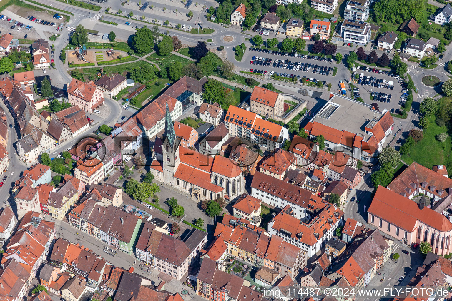 Vue aérienne de Bâtiment de l'église de la cathédrale Sainte-Croix à Rottweil dans le département Bade-Wurtemberg, Allemagne