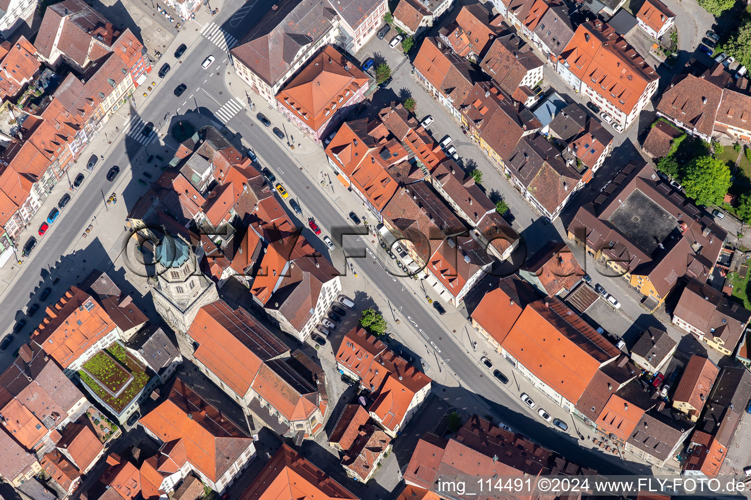 Vue aérienne de Église chapelle avec tour de chapelle dans la cour de la chapelle dans le vieux centre-ville du centre-ville à Rottweil dans le département Bade-Wurtemberg, Allemagne