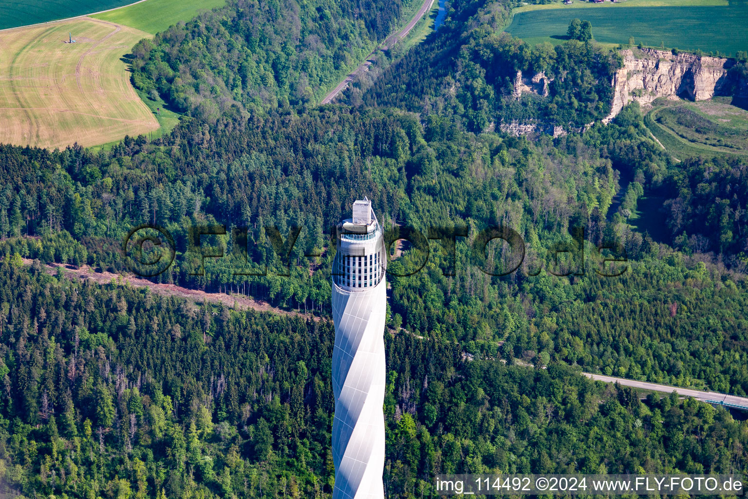 Vue oblique de Tour d'essai Thyssen-Krupp pour ascenseurs à Rottweil dans le département Bade-Wurtemberg, Allemagne