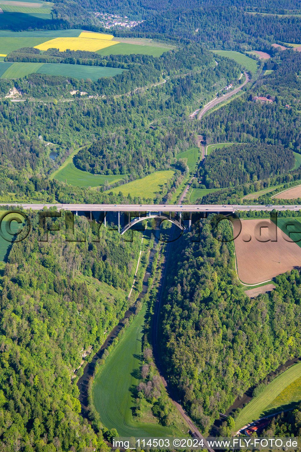 Vue aérienne de Tracé et voies le long du pont autoroutier BAB A81 sur les boucles de la vallée du Neckar à Rottweil dans le département Bade-Wurtemberg, Allemagne
