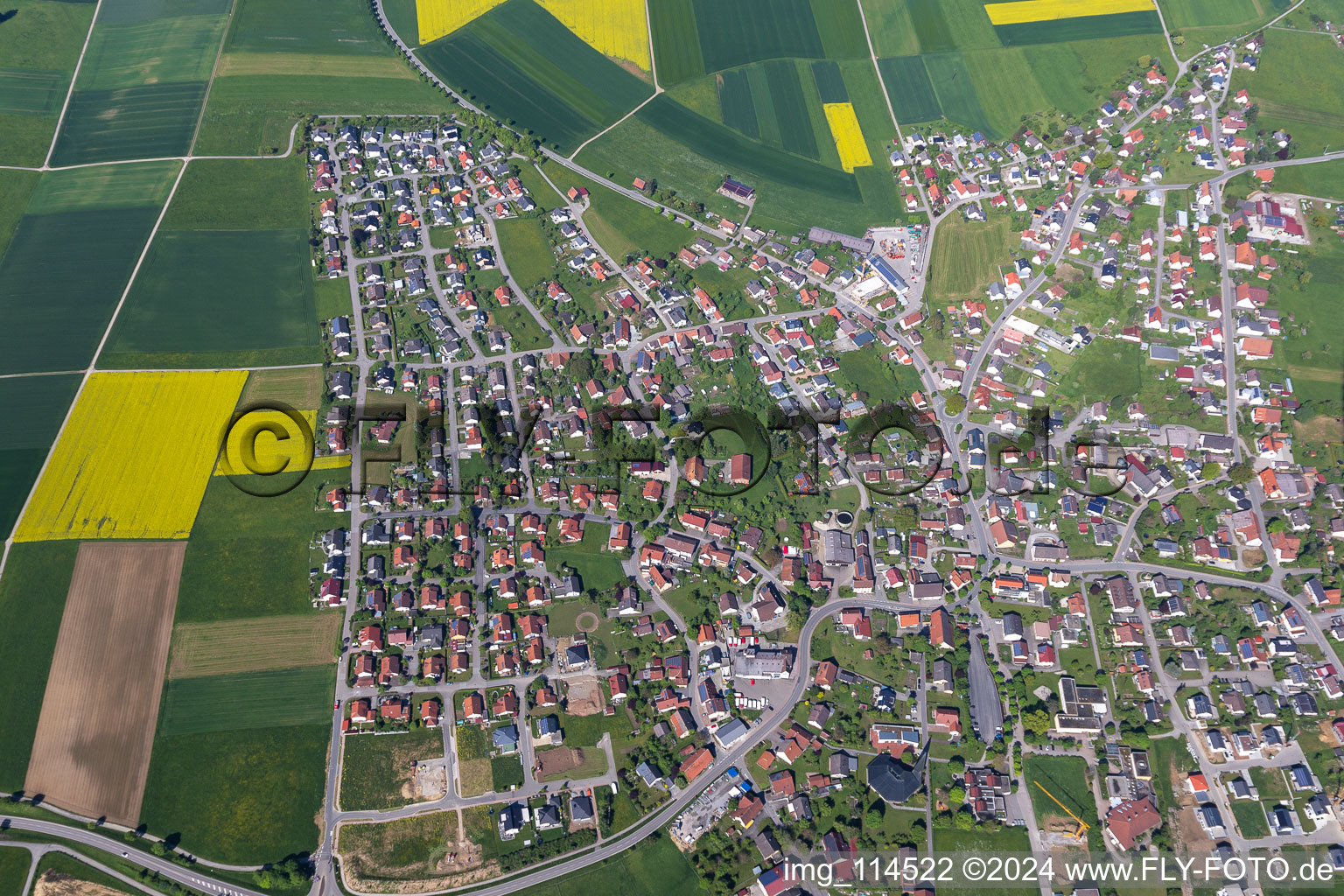 Vue aérienne de Vue sur le village à Bösingen dans le département Bade-Wurtemberg, Allemagne