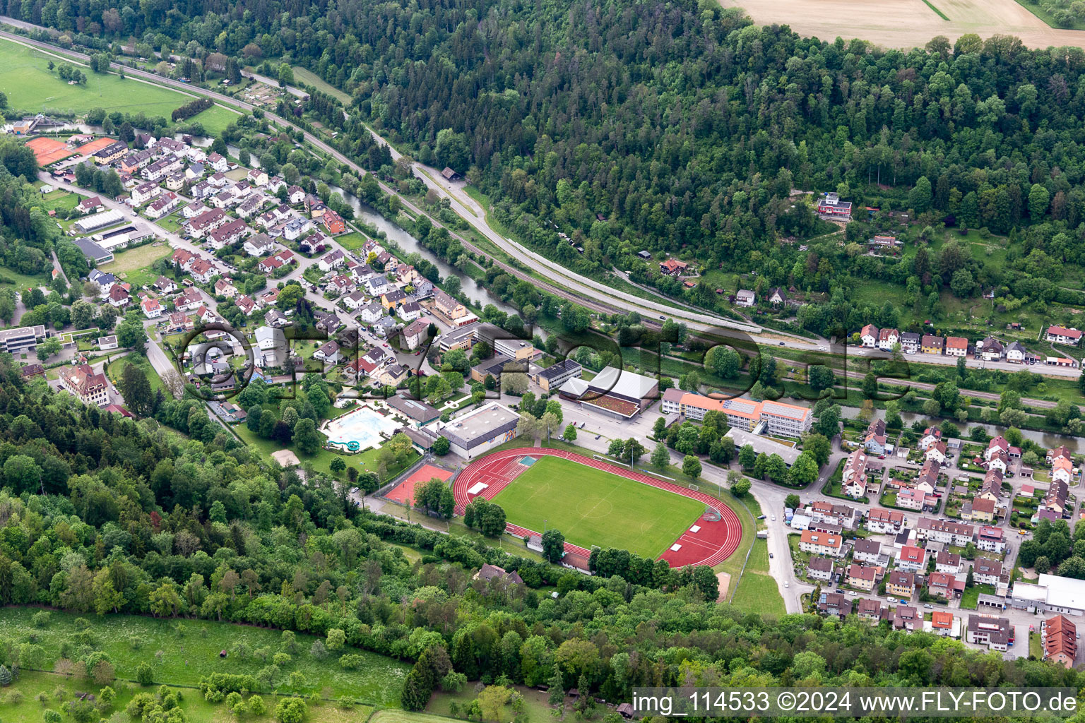 Vue aérienne de Stade Albeck et piscine de loisirs Sololei à Sulz am Neckar dans le département Bade-Wurtemberg, Allemagne