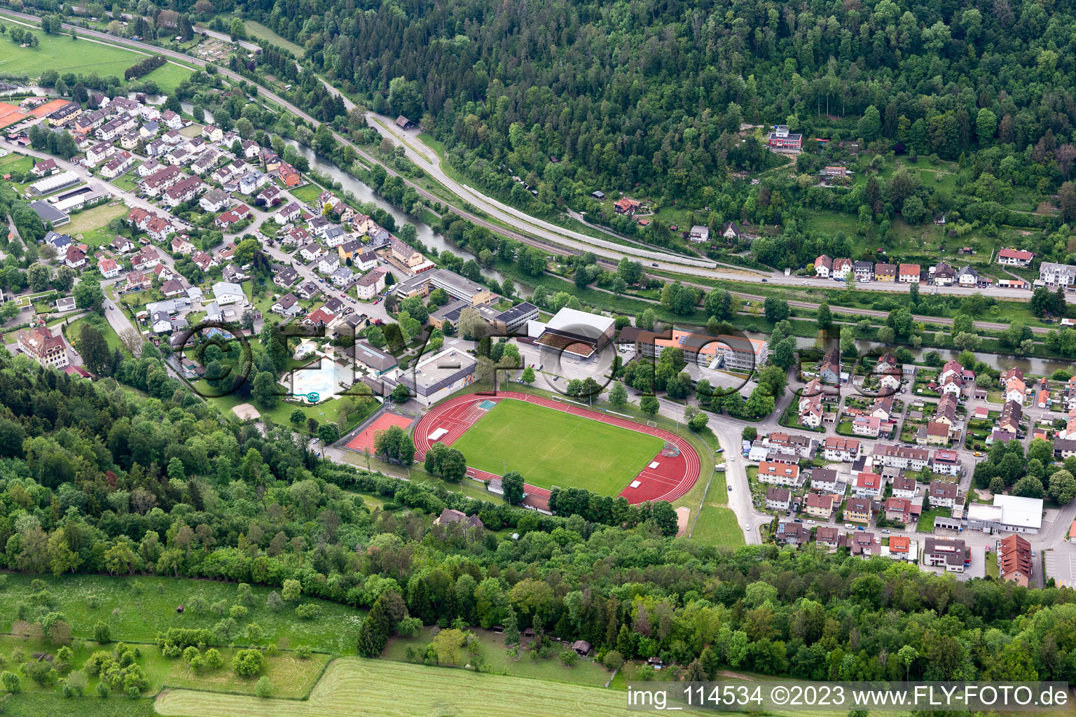 Vue aérienne de Stade Albeck et piscine de loisirs Sololei à Sulz am Neckar dans le département Bade-Wurtemberg, Allemagne