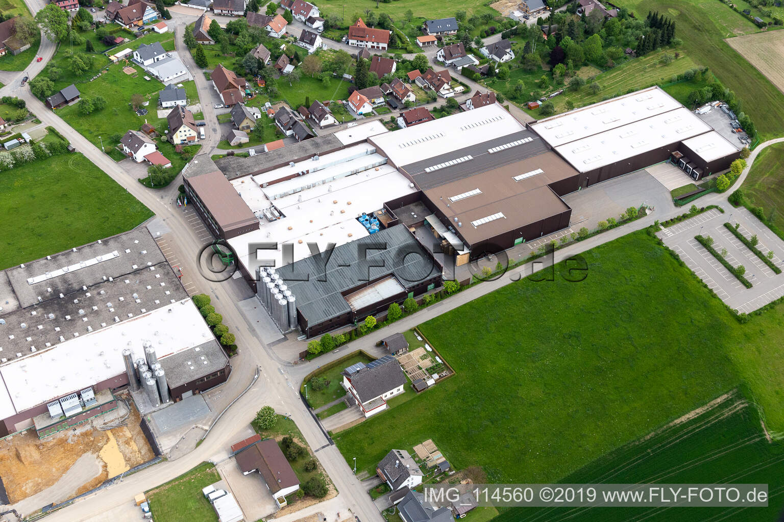 Vue aérienne de Site de l'usine Saier Verpackungstechnik à Alpirsbach dans le département Bade-Wurtemberg, Allemagne