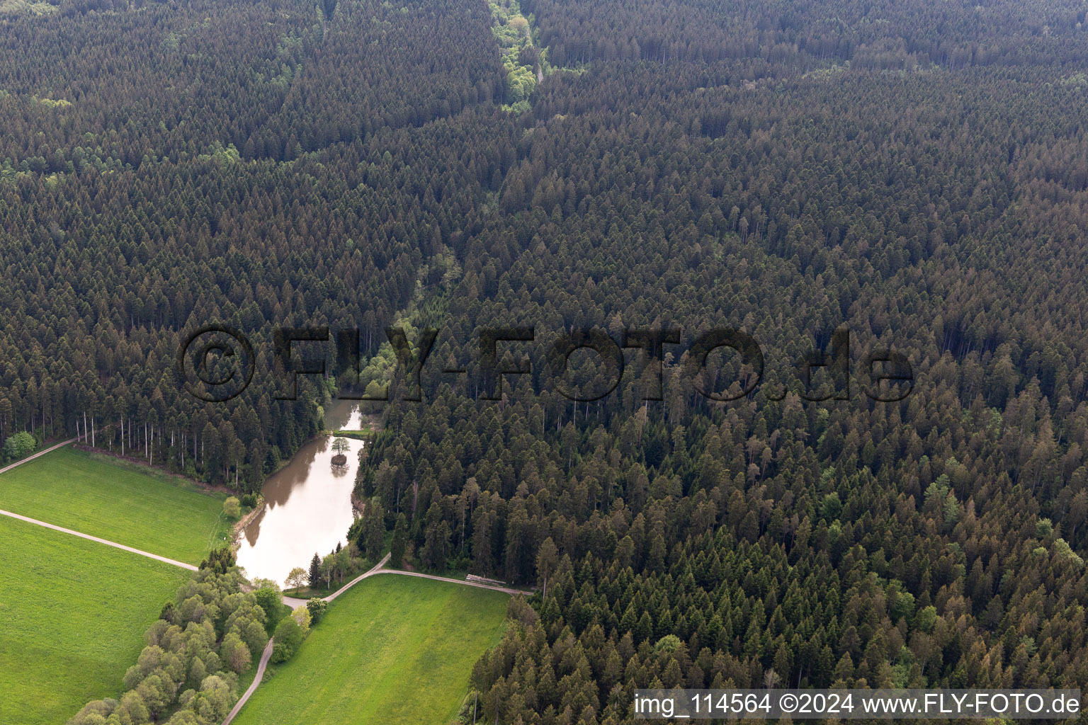 Vue aérienne de Staffelbach à Fluorn-Winzeln dans le département Bade-Wurtemberg, Allemagne